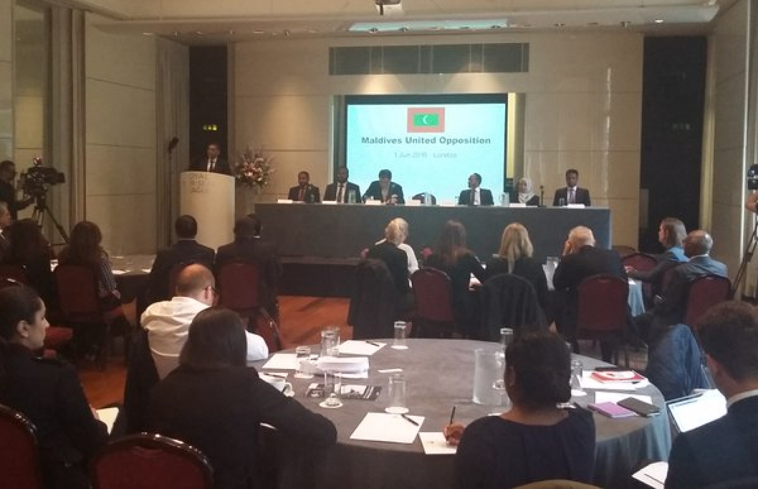 އިދިކޮޅު އިއްތިހާދުގެ ޕްރެސް ކޮންފަރެންސް ކުރިއަށް ދަނީ. -- ޓްވިޓާ ފޮޓޯ: މޫސާ އަންވަރު