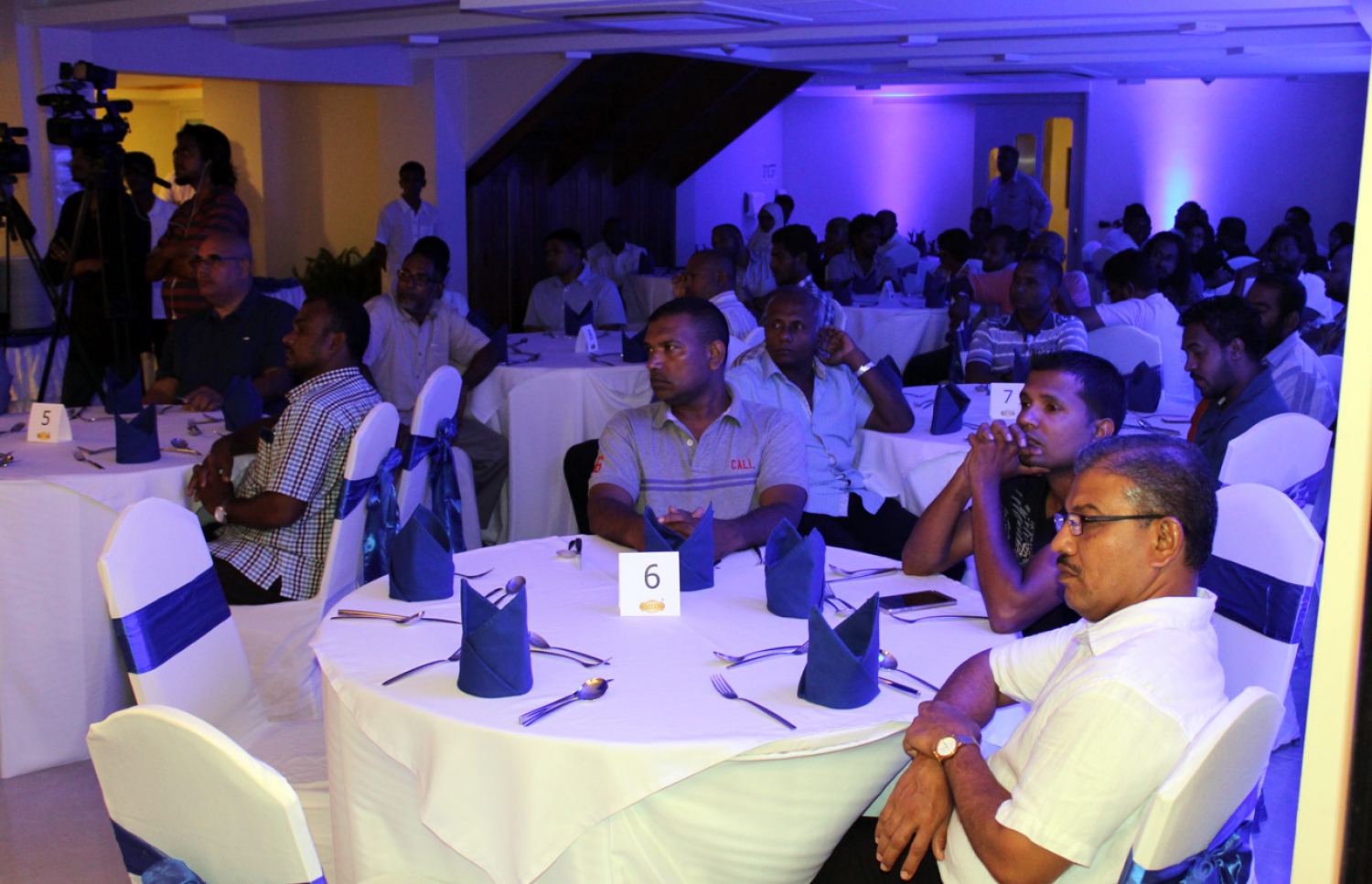 ކުއީޒީން ބްރޭންޑުގެ ކޭކު ރާއްޖޭގެ ބާޒާރަށް ތައާރަފް ކުރުމަށް ރޭ ބޭއްވި ރަސްމިއްޔާތު. -- ފޮޓޯ އޭޑީކޭ