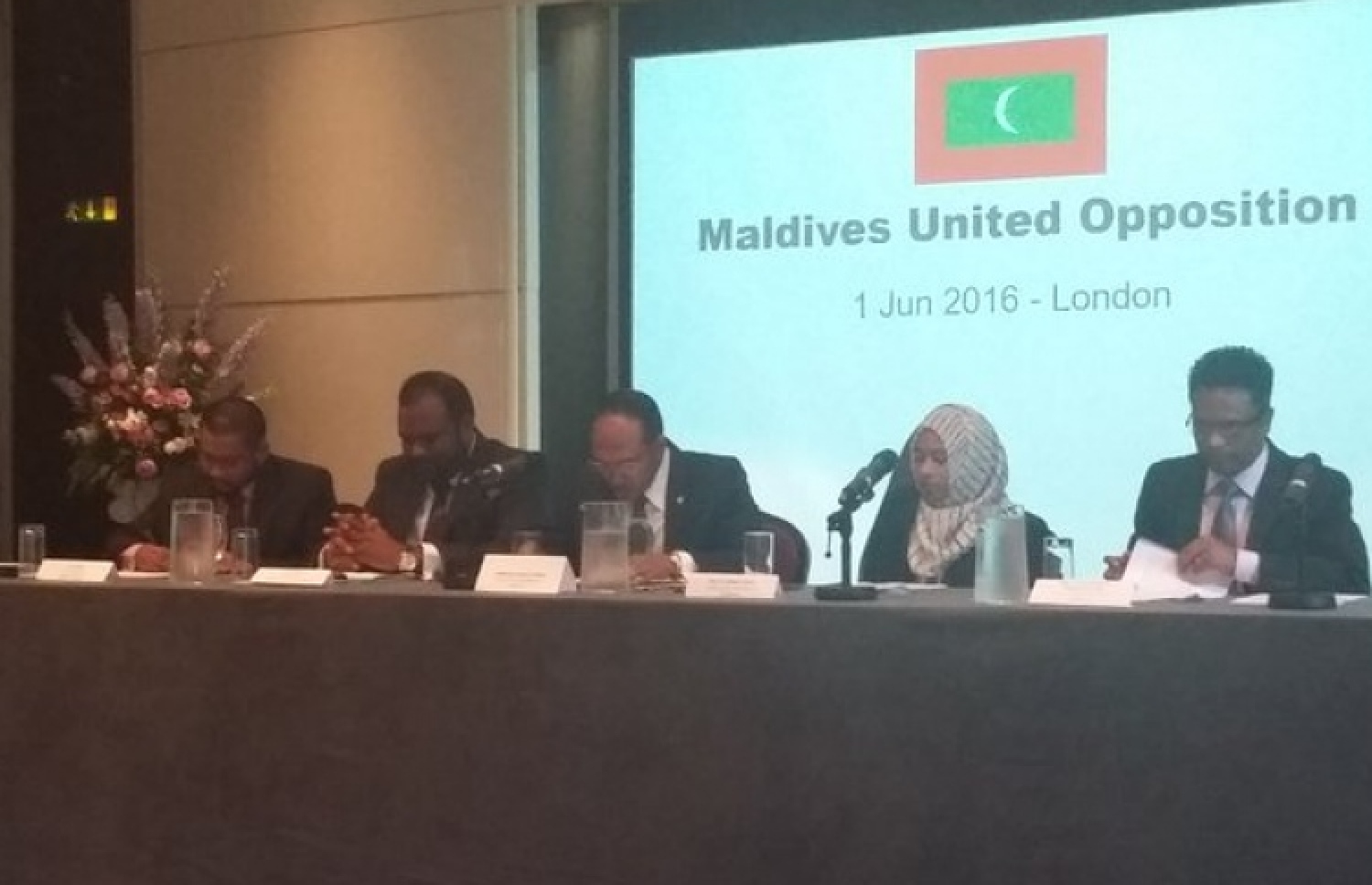 މޯލްޑިވްސ ޔުނައިޓެޑް އޮޕޮޒިޝަން ނަމުގައި އިދިކޮޅު ފަރާތްތަކުން މިއަދު ލަންޑަންގައި ބޭއްވި ރަސްމިއްޔާތު.--ފޮޓޯ:މޫސާ އަންވަރު