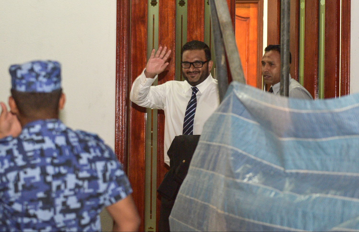 ކްރިމިނަލް ކޯޓުގައި ބޭއްވި ޝަރީއަތަކަށް ފަހު އަދީބު ނުކުމެވަޑައިގަންނަވަނީ: އޭނާގެ އިތުރު މައްސަލަތަކެއް ވެސް ކޯޓުގައި އެބައޮތް --ފޮޓޯ/މިހާރު