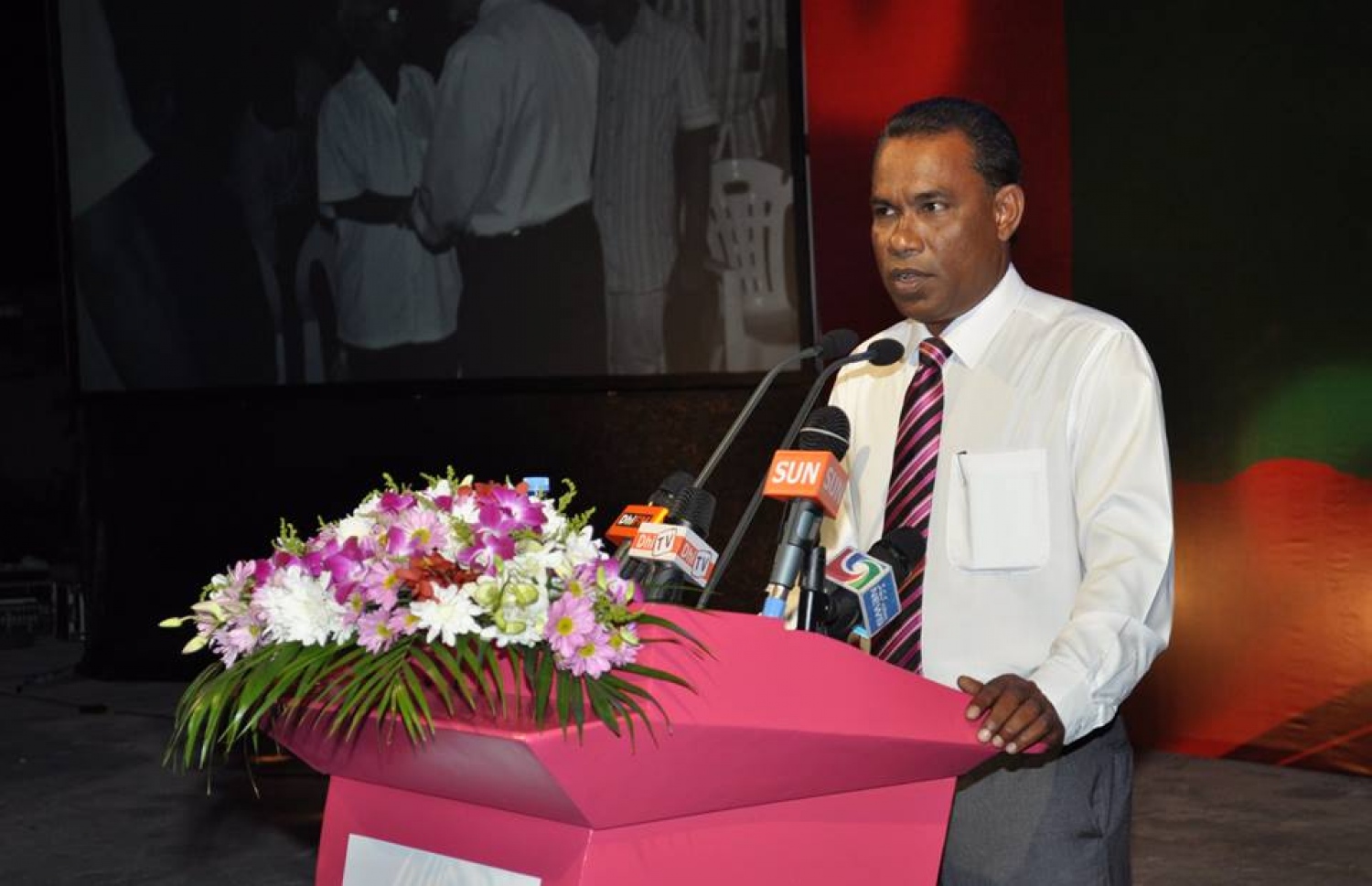 ޕީޕީއެމްގެ ޖަލްސާއެއްގައި އެ ޕާޓީގެ ނައިބު ރައީސް އަބްދުއްރަހީމް ވާހަކަ ދައްކަވަނީ. --ފޮޓޯ: ޕީޕީއެމް