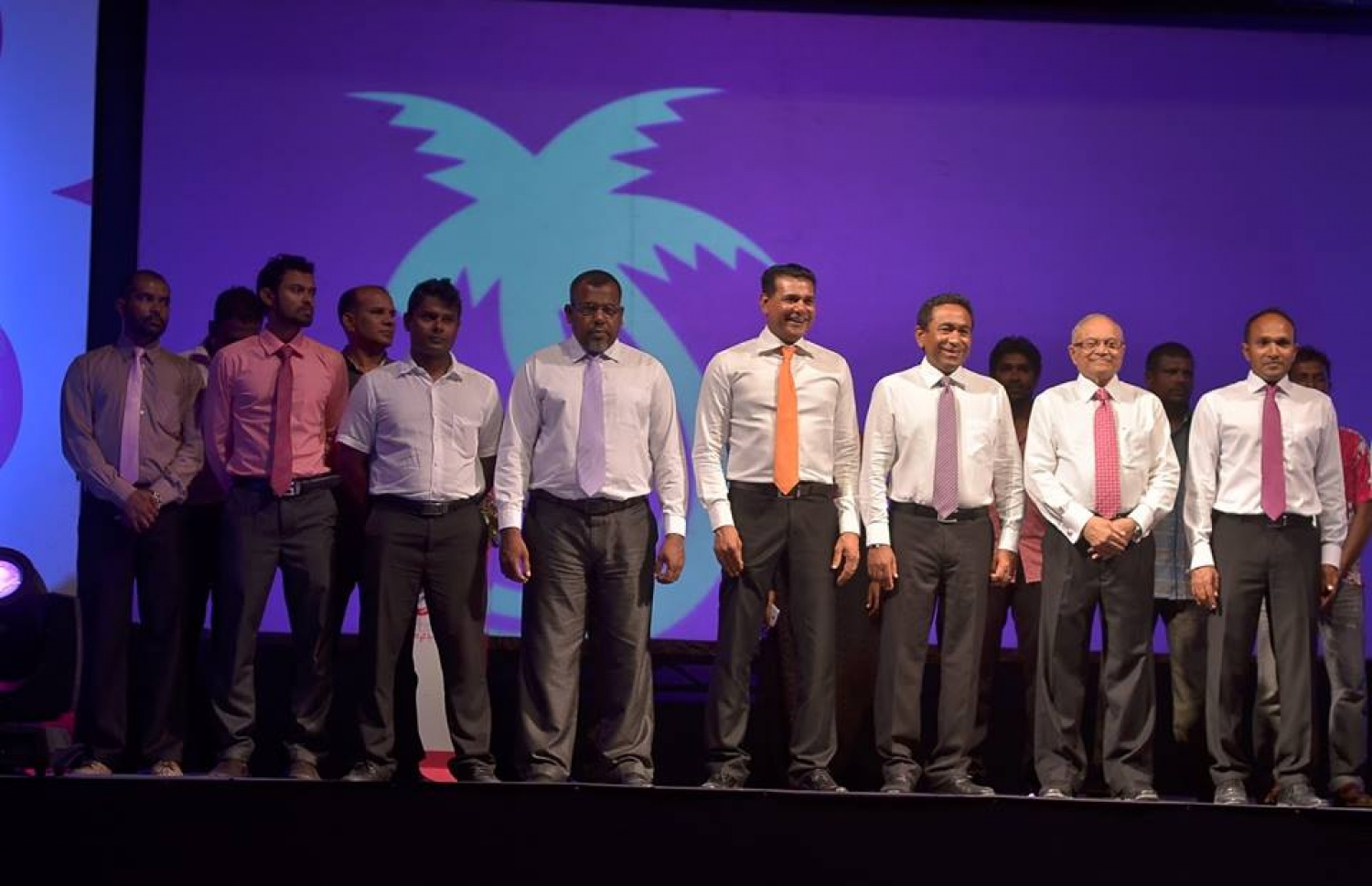 ސަރުކާރު ހިންގާ ޕީޕީއެމް ކޯލިޝަނުން ބޭއްވި ޖަލްސާއެއްގައި ރައީސް ޔާމީނާއި މައުމޫން އަދި އެމްޑީއޭގެ ލީޑަރު ސިޔާމް: ރައީސް ޔާމީނާއި މައުމޫންގެ ގުޅުން ވަރަށް ބޮޑަށް ގޯސްވެ، ޕާޓީގެ ތެރޭގައި ވަނީ ފެކްޝަން އުފެދިފައި.---ފޮޓޯ: ޕީޕީއެމް