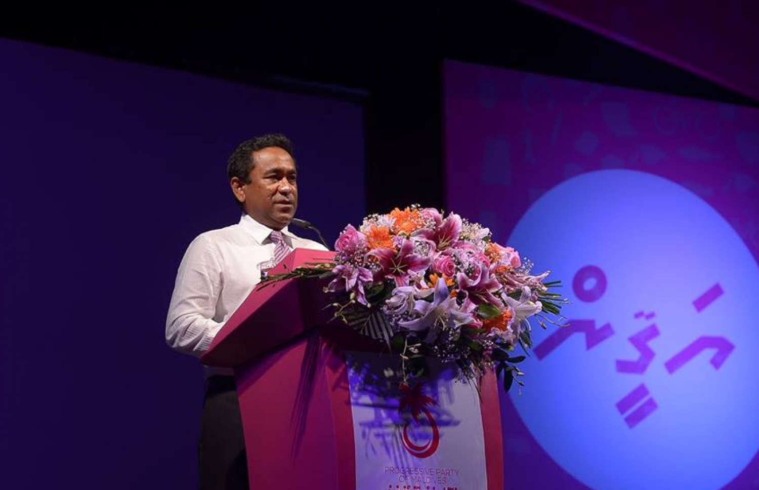 ޕީޕީއެމް ޖަލްސާއެއްގައި ރައީސް ޔާމީން ވާހަކަފުޅު ދައްކަވަނީ: ޕީޕީއެމްގެ އެންމެ އިސް ފަރާތަކީ ޕާޓީގެ ޓިކެޓުގައި ވެރިކަމުގައި ހުންނަވާ ބޭފުޅާ ކަމަށް ކަނޑައަޅަން ޕާޓީ ތެރޭގައި ވިސްނުންތަކެއް ގެންގުޅުނު. --ފޮޓޯ: ޕީޕީއެމް