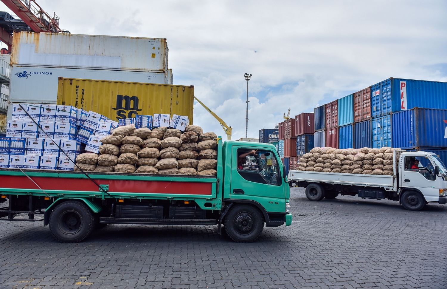 އެމްޕީއެލް ސަރަހައްދު: ޖޫން 2، 2016: މާލޭ ވިޔަފާރި ބަނދަރު ސަރަހައްދުގައި ކޮންޓެއިނަރަކުން ޕިކަޕަކަށް މުދާ އަރުވާފައި: އެ ކުންފުނިން ބުނީ މުދާ ބާލަން ބޭނުންވާ ވެހިކަލް މަދުވުމުން ދަތިތަކެއް ދިމާވާ ކަމަށް. --ފޮޓޯ: އަލީ ނިޝާން /މިހާރު