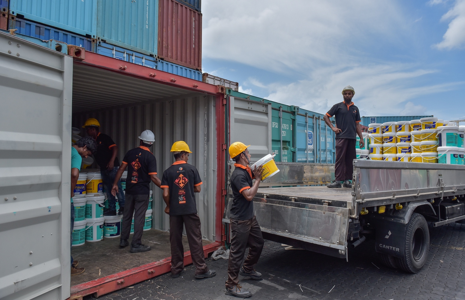 އެމްޕީއެލް ސަރަހައްދު: ޖޫން 2، 2016: މާލޭ ވިޔަފާރި ބަނދަރު ސަރަހައްދުގައި ކޮންޓެއިނަރަކުން ޕިކަޕަކަށް މުދާ އަރުވަނީ: އެ ކުންފުނިން ބުނީ މުދާ ބާލަން ބޭނުންވާ ވެހިކަލް މަދުވުމުން ދަތިތަކެއް ދިމާވާ ކަމަށް. --ފޮޓޯ: އަލީ ނިޝާން /މިހާރު