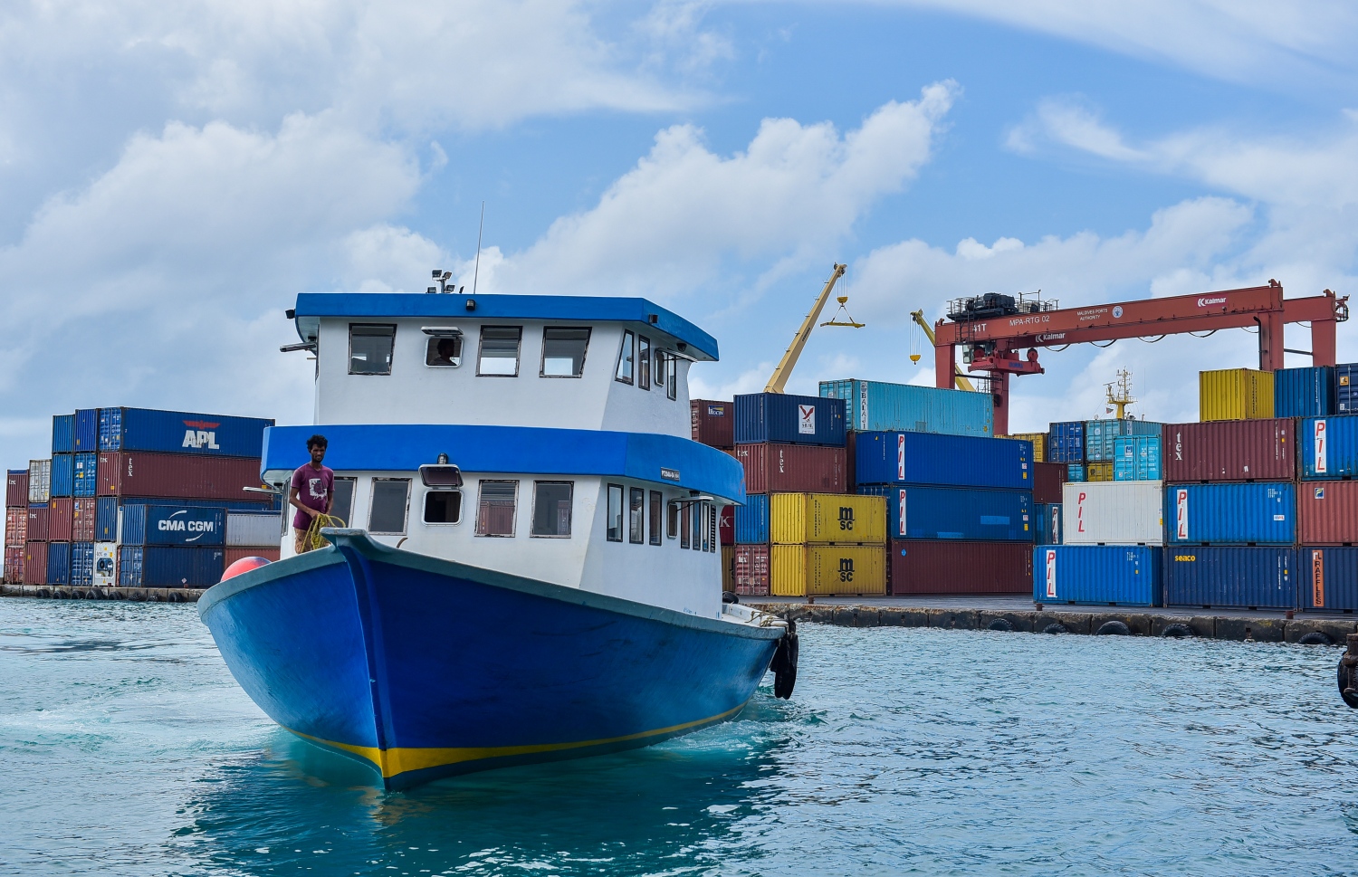 އެމްޕީއެލް ސަރަހައްދު: ޖޫން 2، 2016: މާލޭ ވިޔަފާރި ބަނދަރު ސަރަހައްދުގައި ދޯންޏެއް ފަޅުތެރޭގައި: އެ ކުންފުނިން ބުނީ މުދާ ބާލަން ބޭނުންވާ ވެހިކަލް މަދުވުމުން ދަތިތަކެއް ދިމާވާ ކަމަށް. --ފޮޓޯ: އަލީ ނިޝާން /މިހާރު