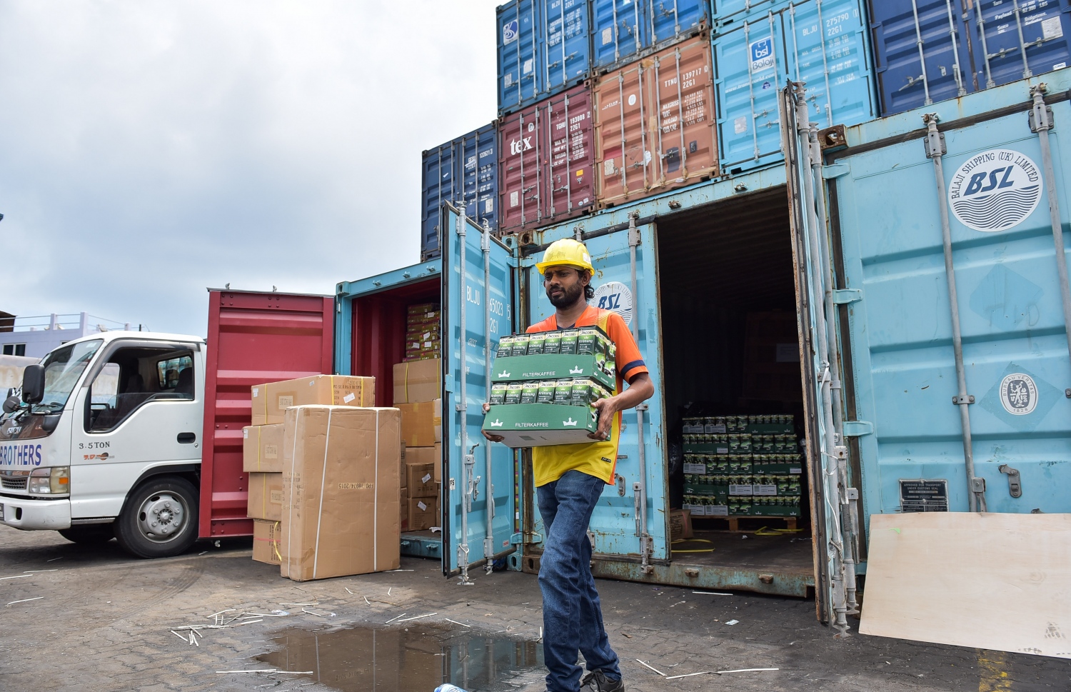 މާލޭ ވިޔަފާރި ބަނދަރު ސަރަހައްދުގައި ކޮންޓެއިނަރަކުން މީހަކު މިއަދު މުދާ އުފުލަނީ: އެ ކުންފުނިން ބުނީ މުދާ ބާލަން ބޭނުންވާ ވެހިކަލް މަދުވުމުން ދަތިތަކެއް ދިމާވާ ކަމަށް. --ފޮޓޯ: ނިޝާން އަލީ /މިހާރު