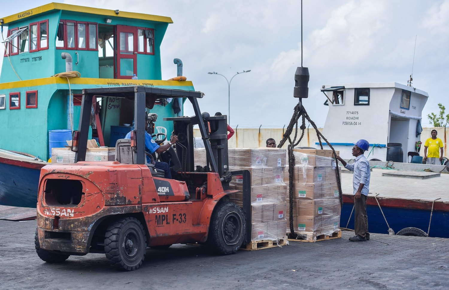 މާލޭ ވިޔަފާރި ބަނދަރު ސަރަހައްދުގައި އޮތް ދޯންޏަކަށް ފޯކްލިފްޓަކުން މުދާ އަރުވަނީ: ބަނދަރުގެ ފެންވަރު ރަނގަޅުކުރަން އާ ވެހިކަލްތަކަކަށް ވަނީ އޯޑަރުކޮށްފައި. --ފޮޓޯ: ނިޝާން އަލީ/މިހާރު