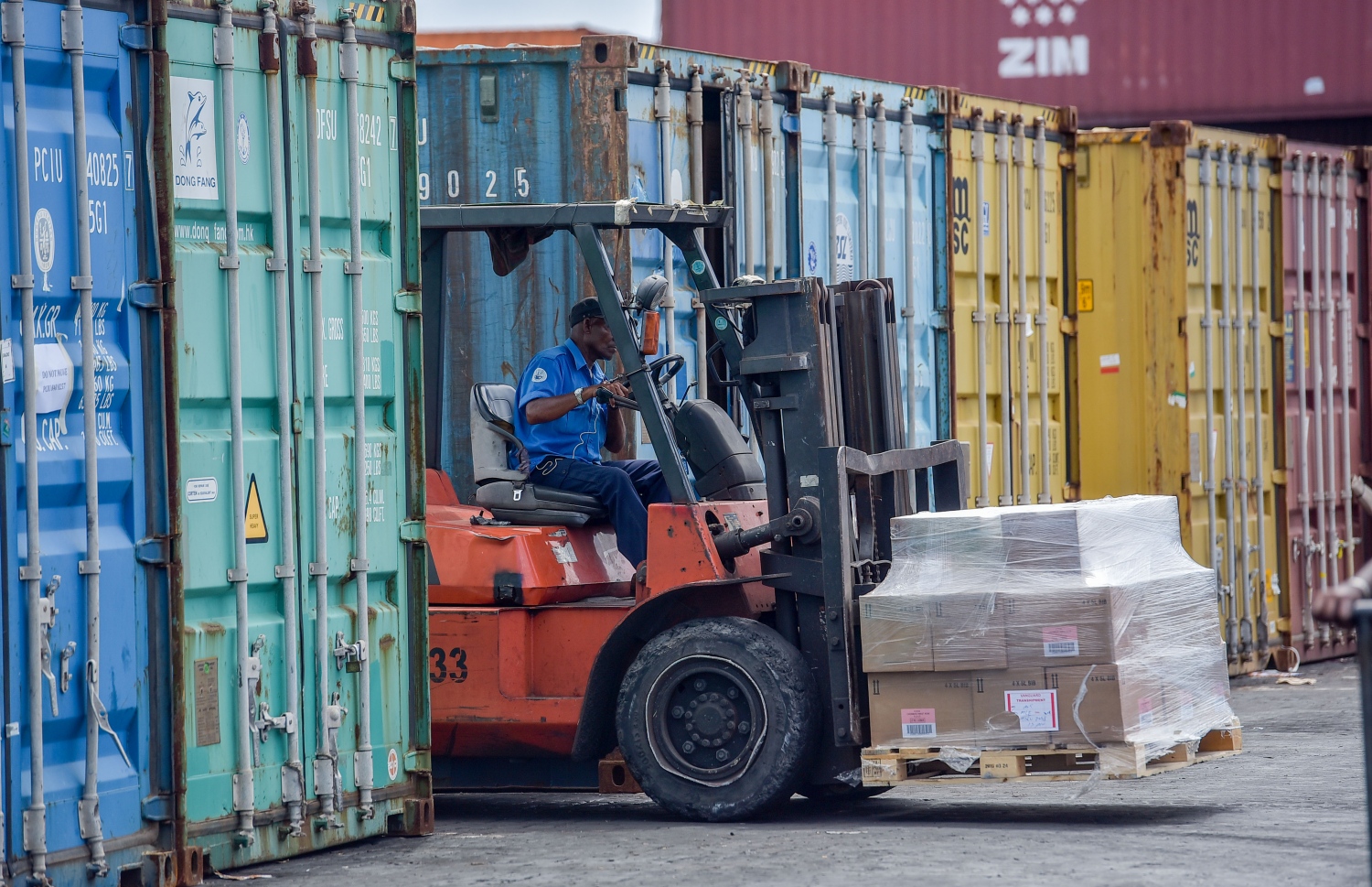 ވިޔަފާރި ބަނދަރުގައި ކޮންޓެއިނަރަކުން މުދާ ނެރެގެން ގެންދަނީ. ފޮޓޯ: ނިޝާން އަލީ /މިހާރު