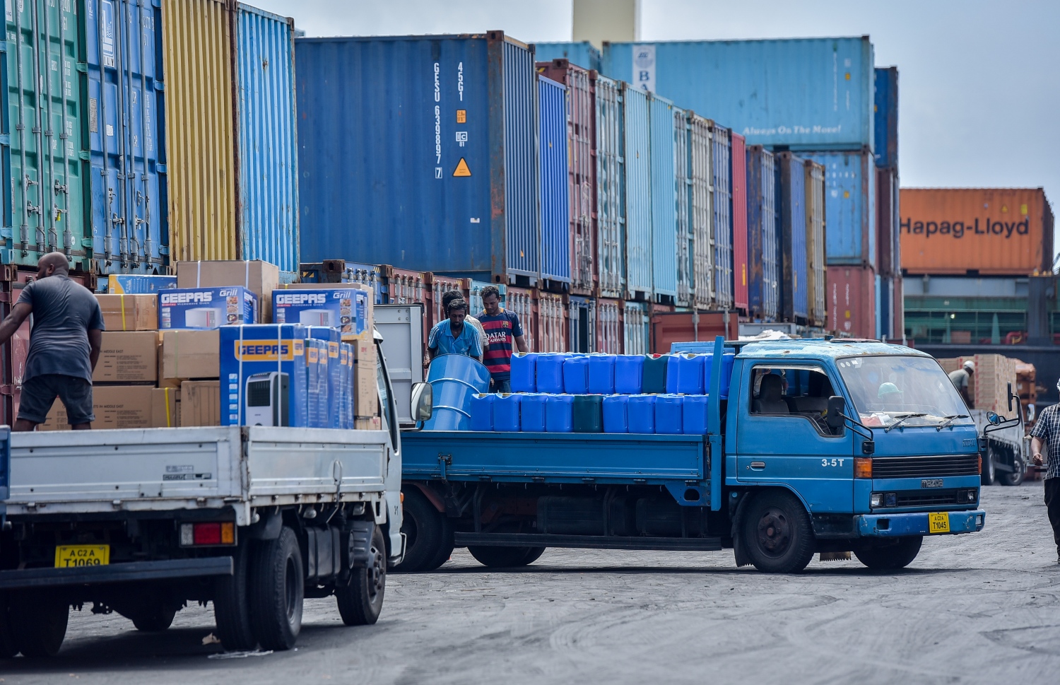 އެމްޕީއެލް ސަރަހައްދު: ޖޫން 2، 2016: މާލޭ ވިޔަފާރި ބަނދަރު ސަރަހައްދުން ޕިކަޕެއް މުދާ ބަރުކުރަނީ: އެ ކުންފުނިން ބުނީ މުދާ ބާލަން ބޭނުންވާ ވެހިކަލް މަދުވުމުން ދަތިތަކެއް ދިމާވާ ކަމަށް. --ފޮޓޯ: އަލީ ނިޝާން /މިހާރު