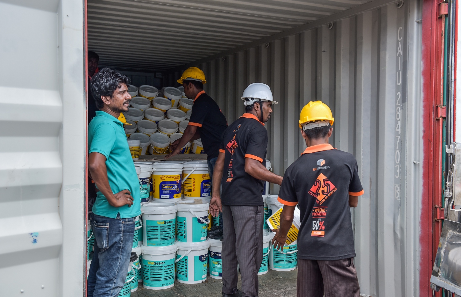 އެމްޕީއެލް ސަރަހައްދު: ޖޫން 2، 2016: މާލޭ ވިޔަފާރި ބަނދަރު ސަރަހައްދުގައި ހުރި މުދާ ކޮންޓެއިނަރަކުން މުދާ ބާލަނީ: އެ ކުންފުނިން ބުނީ މުދާ ބާލަން ބޭނުންވާ ވެހިކަލް މަދުވުމުން ދަތިތަކެއް ދިމާވާ ކަމަށް. --ފޮޓޯ: އަލީ ނިޝާން /މިހާރު