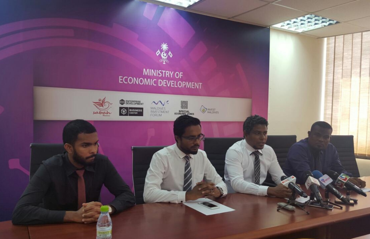 އިކޮނޮމިކް މިނިސްޓްރީގައި މިއަދު ބޭއްވި ނޫސްވެރިންގެ ބައްދަލުވުމުގައި އެ މިނިސްޓްރީގެ ޑެޕިއުޓީ މިނިސްޓަރު ތައުފީގު (ކ-2) ވާހަކަދައްކަވަނީ. --މިހާރު ފޮޓޯ