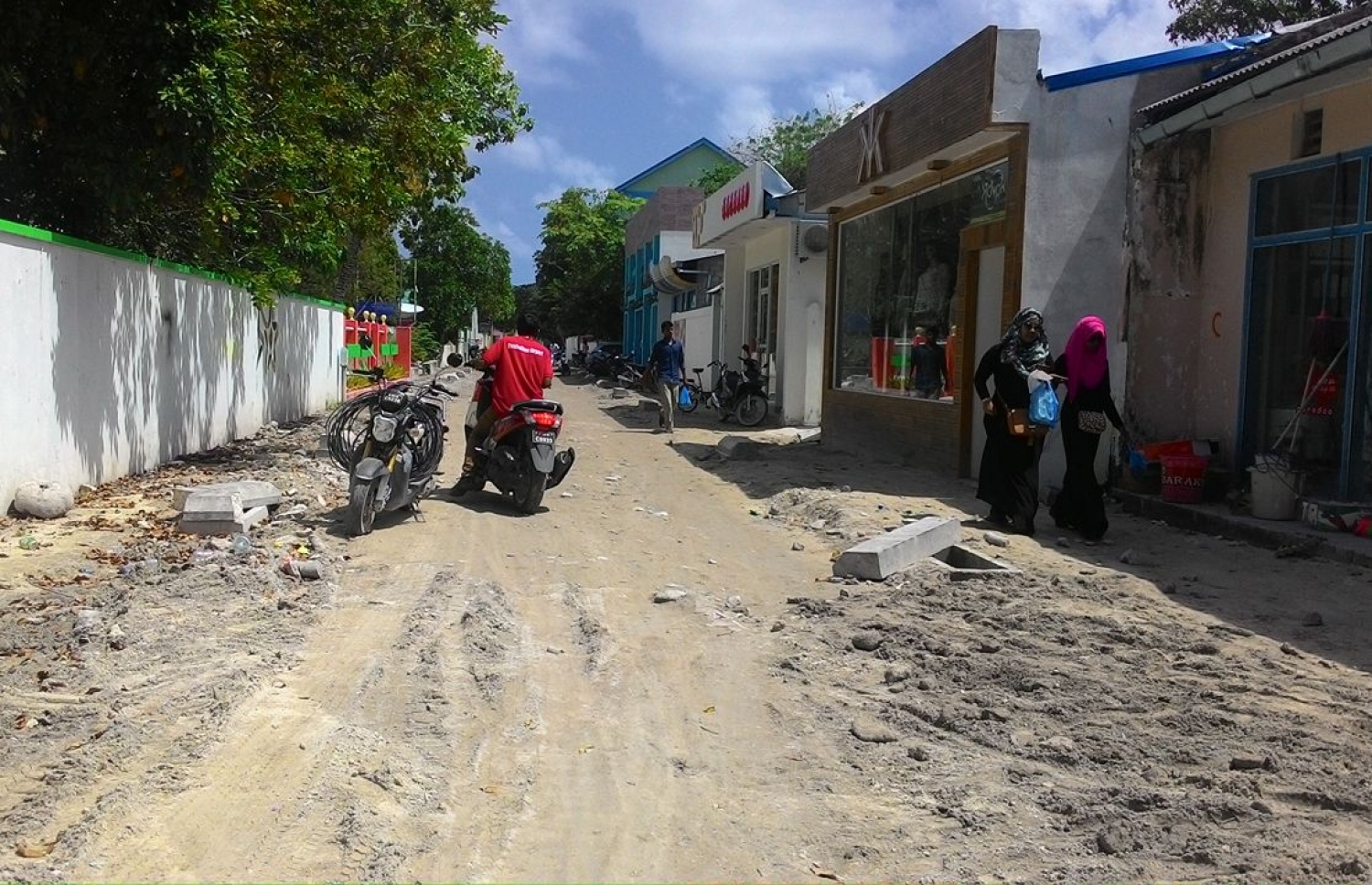 ތިނަދޫ މަގެއް. ރަށުގައި ގިނަ މަޝްރޫއުތަކެއް ހުއްޓުމެއް ނެތި ކުރިއަށް އެބަދޭ. --މިހާރު ފޮޓޯ