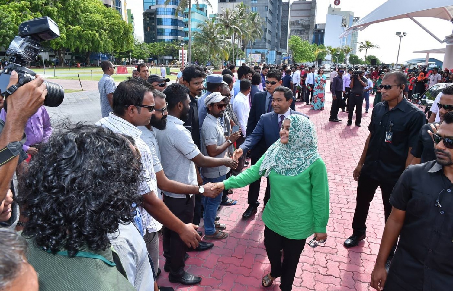 ރައީސް ޔާމީންގެ ދެކަނބަލުން އެންމެ ފަހުން މެލޭޝިއާ އަށް ކުރެއްވި ދަތުރުފުޅަށް ފަހު މާލެ ވަޑައިގަތުމުން، ޖުމްހޫރީ މައިދާނުން ސަޕޯޓަރުން މަރުހަބާ ދަންނަވަނީ: ރައީސް ޔާމީން ޕްރޮމޯޓް ކުރެއްވުމަށް، ޕީޕީއެމަށް ވުރެ ކުރީގައި އުޅުއްވަނީ އެމަނިކުފާނުގެ އަނބިކަނބަލުން ފާތުމަތު އިބްރާހިމް.---ފޮޓޯ: މުހައްމަދު ޝަރުހާން/މިހާރު