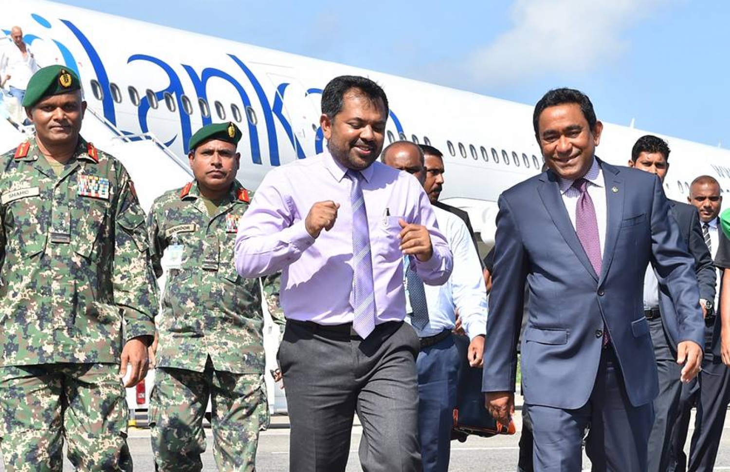 މެލޭޝިއާ އަށް ކުރެއްވި ރަސްމީ ދަތުރުފުޅަށް ފަހު ރައީސް ޔާމީން މިއަދު މާލެ ވަޑައިގެން ހުޅުލޭ އެއާޕޯޓުގައި ޓޫރިޒަމް މިނިސްޓަރު ޒަމީރާ އެކު ވަޑައިގަންނަވަނީ.---ފޮޓޯ: ރައީސް އޮފީސް