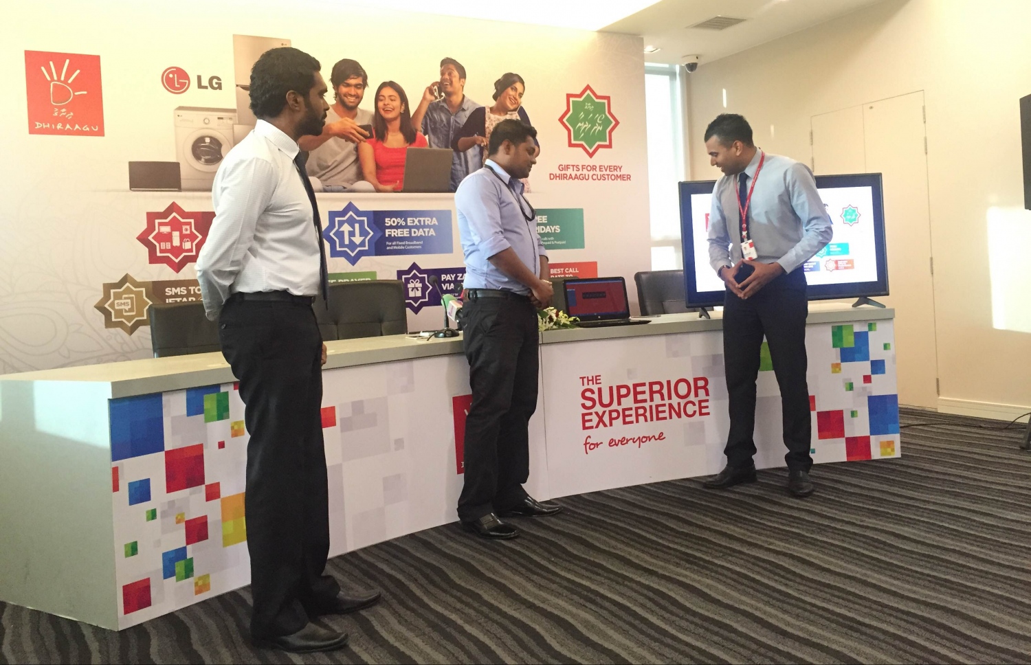 ދިރާގު ރޯދަ ހަދިޔާއާ ބެހޭގޮތުން މައުލޫމާތު ދިނުމަށް މިއަދު ބޭއްވި ޕްރެސް ކޮންފަރެންސް. މި ޕްރެސް ކޮންފަރެންސްގައި ދިރާގު "ބޮޑު ހަދިޔާ"ގެ ފުރަތަމަ ނަސީބިވެރިޔާ ހޮވާފައި -- ފޮޓޯ: މަރިިޔަމް ސާލިޔާ /މިހާރު