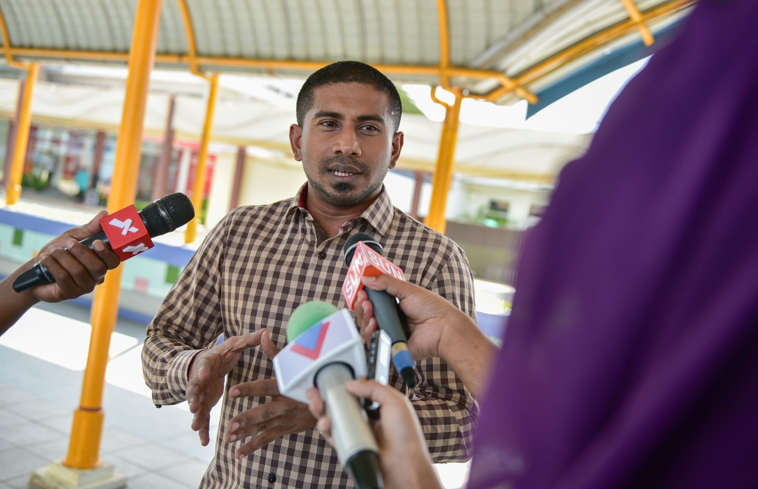 މަހްލޫފް އެއާޕޯޓުގައި ނޫސްވެރިންނާ ވާހަކަ ދައްކަވަނީ. --ފޮޓޯ: މުހައްމަދު ޝަރުހާން/ މިހާރު