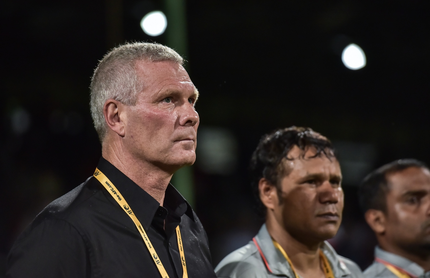 ޔަމަން އަތުން ރާއްޖެ ބަލިވި މެޗުގައި ހާބަޓް (ވ) ބެންޗުގައި. -- ފޮޓޯ: ނިޝާން އަލީ/ މިހާރު