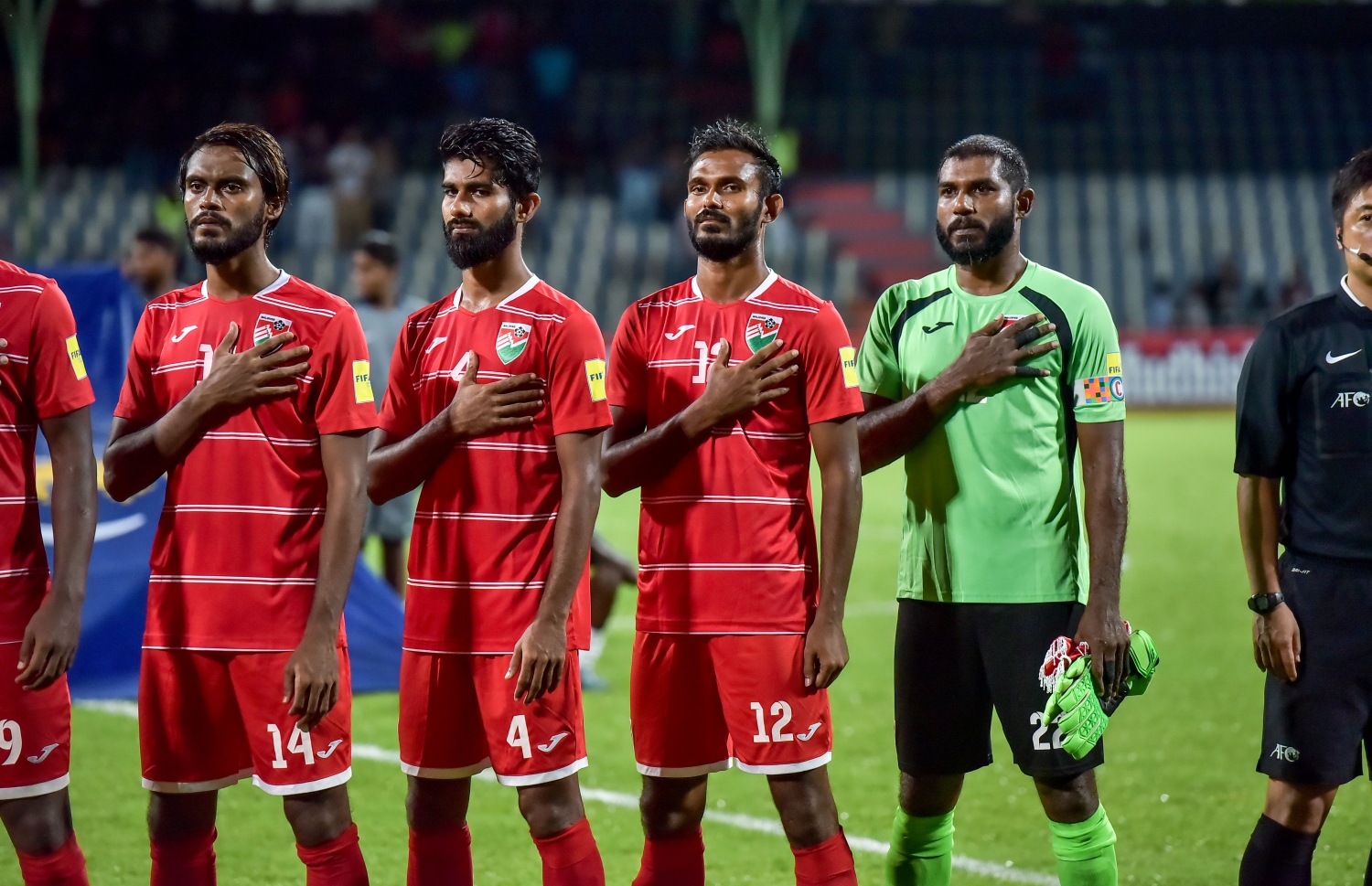 ގައުމީ ޓީމު ކުޅުނު މެޗެއް ފެށުމުގެ ކުރިން ގައުމީ ސަލާމް ކިޔާއިރު އިމްރާން (ކ) ބައިވެރިވަނީ.-- ފައިލް ފޮޓޯ: ނިޝާން އަލީ/ މިހާރު