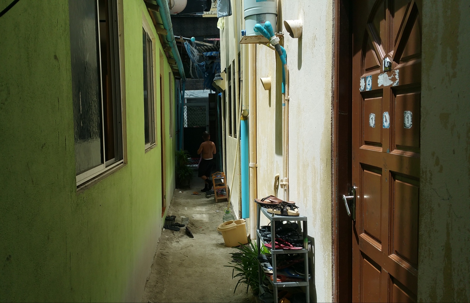 ކޯސްޓްލައިންގައި ހިނގި އަލިފާނުގެ ހާދިސާގައި ގެއްލުން ލިބުނު އޮޅުގިރިގެ. މި ގެ ވަނީ އަށް ބަޔަށް ބަހާފައި. އަލިފާން ރޯވީ މީގެ ތެރެއިން އެއް ބައިގައި. --ފޮޓޯ: ހުސެއިން ޝަޔާހު/މިހާރު