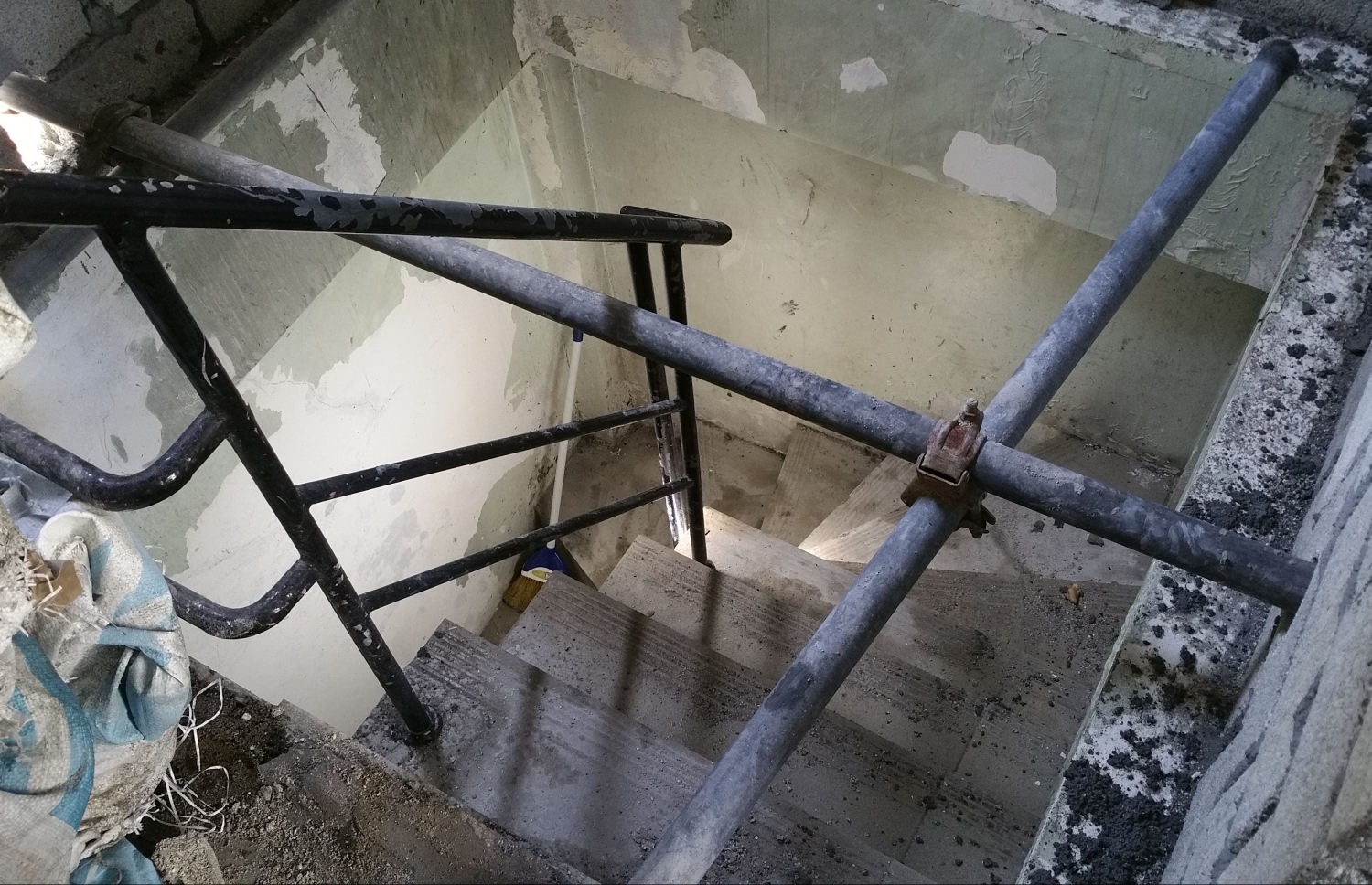 ކޯސްޓްލައިންގައި ހިނގި އަލިފާނުގެ ހާދިސާގައި ގެއްލުން ލިބުނު ގެއެއްގެ މަރާމާތުގެ މަސައްކަތް ކުރިއަށް ދަނީ ފޮޓޯ: ހުސެއިން ޝަޔާހު/މިހާރު