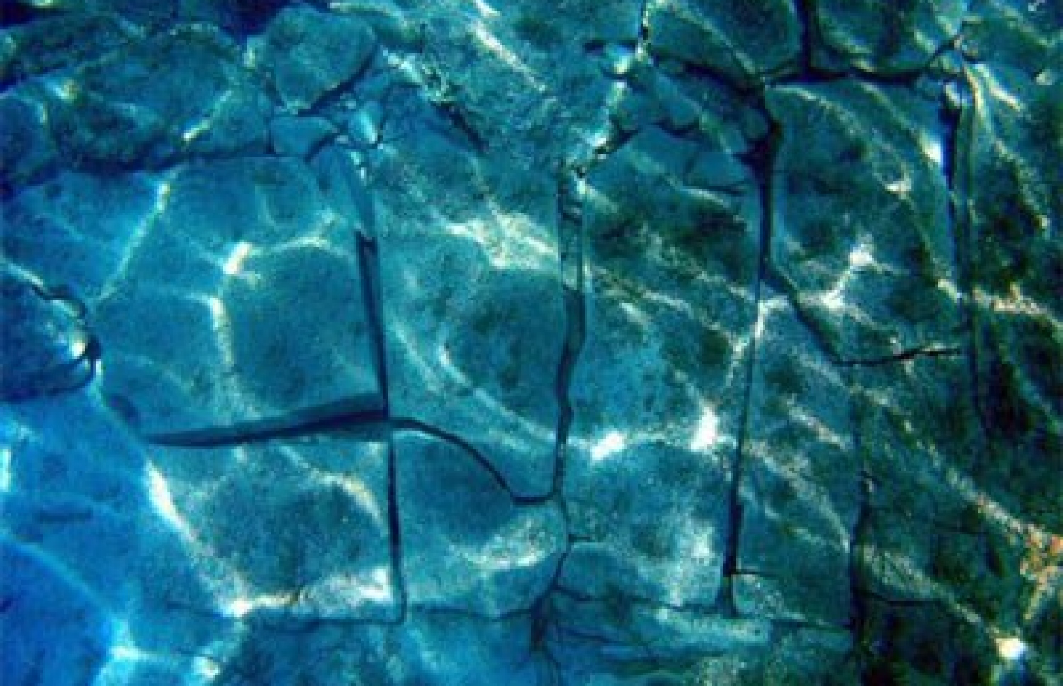 ގްރީކްގެ ޒަކިންތޮސް ކައިރީ، މޫދުގައި އޮންނަ "ސިޓީ" ގައި ތަރުތީބުވެފައިވާ ގާތަކެއް