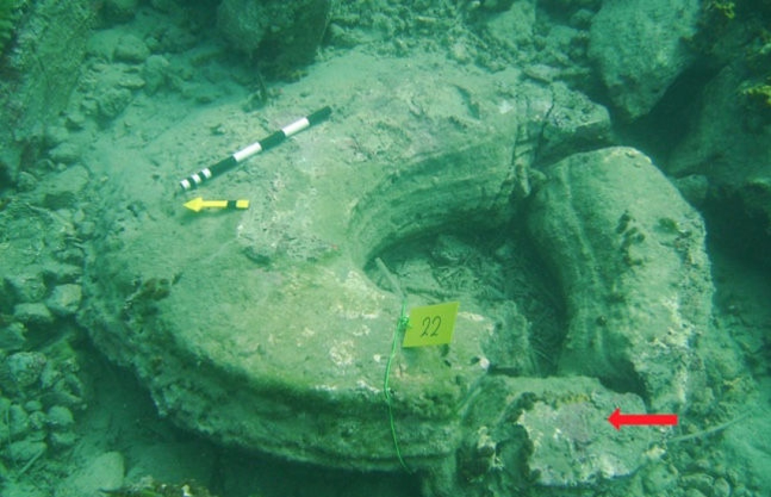 "ކަނޑު އަޑީގެ ސިޓީ" ގައި އާކިއޮލޮޖިސްޓުން ދިރާސާކުރުމުގައި. -- ފޮޓޯ: ޔުނިވަސިޓީ އޮފް އޭތެންސް