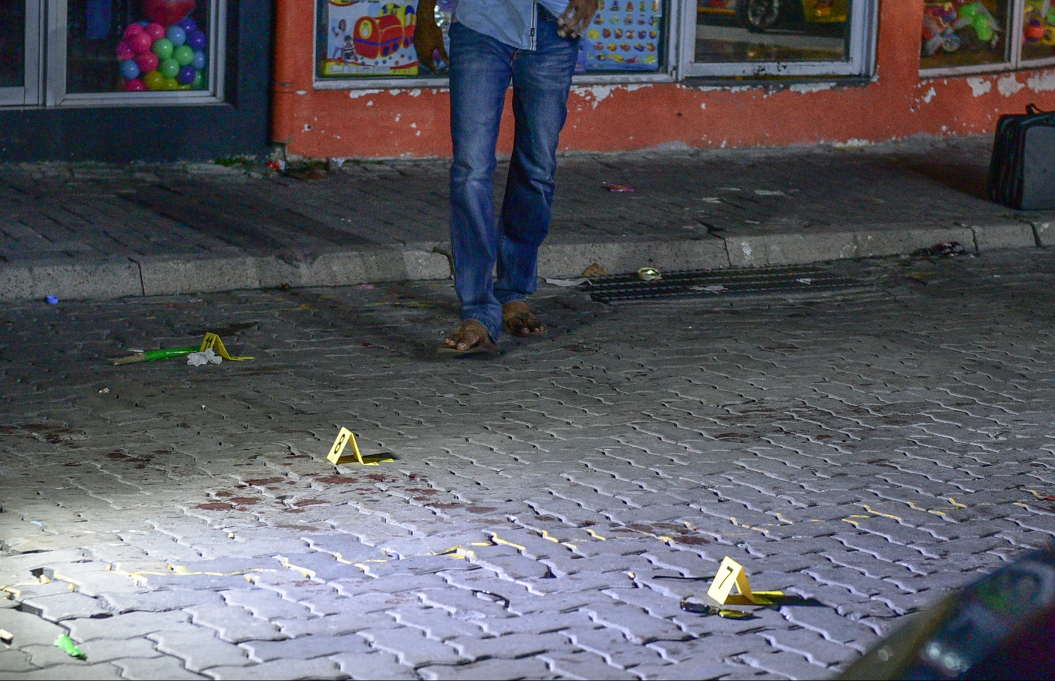 މަޖީދީ މަގު ރާނބާ ކައިރީގައި ހިނގި މާރާމާރީ ތަހުގީގު ކުރުމުގެ މަސައްކަތް ފުލުހުން ރޭ ކުރަނީ. - ފޮޓޯ:މުހައްމަދު ޝަރުހާން/މިހާރު