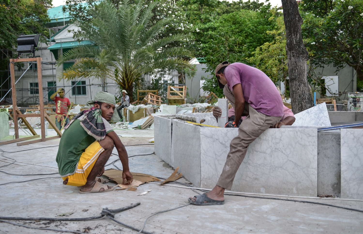 ބަޔަކު މަސައްކަތެއްގައި: ކޮންސްޓްރަކްޝަންގެ ތަފާތު މަސައްކަތްތަކުން ވެސް އެތައް ބާވަތެއްގެ މާއްދާތައް މާހައުލަށް ދޫވޭ