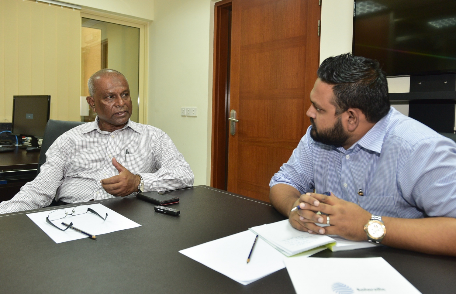 ބަންދު ސަލީމް "މިހާރު" އަށް އިންޓަވިއު ދެއްވަނީ: އޭނާ ވިދާޅުވީ މިއީ ޕްރައިވެޓް އިންޝުއަރެންސް ކުންފުނިތައް އަންނަން އެންމެ ރަނގަޅު ވަގުތު ކަމަށް. ފޮޓޯ: މުހައްމަދު ޝަރުހާން /މިހާރު