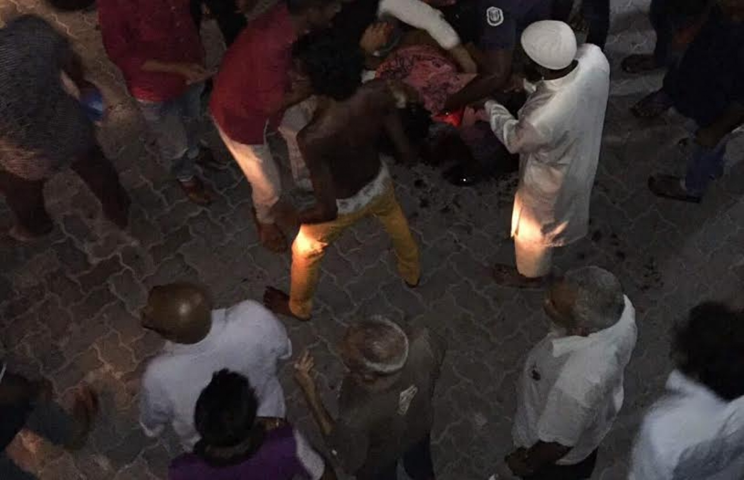 މ. ޔާގޫތުގޭ ކައިރީގައި މިދިޔަ ބުރާސްފަތި ދުވަހުގެ ރޭ ވަޅިން ހަމަލާ ދިން 14 އަހަރުގެ ފާތިރު މުހައްމަދު ހޮސްޕިޓަލަށް ގެންދަން މަސައްކަތް ކުރަނީ