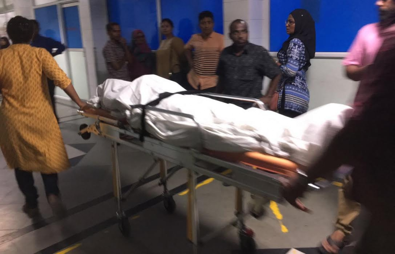 ވަޅިން ހަމަލާދީގެން މަރުވި ފާތިރު މުހައްމަދު، 14، ހަށިގަނޑު އައިޖީއެމްއެޗުން ނެރެގެން ރޭ ގެންދަނީ. އޭނާގެ އިތުރުން 14 އަހަރުގެ އަހުމަދު އިރުޝާމް ހިލްމީ ވެސް ވަނީ ހަމަލާއެއްގައި މަރުވެފައި. --ފޮޓޯ/ މުހައްމަދު ޝަރުހާން/މިހާރު