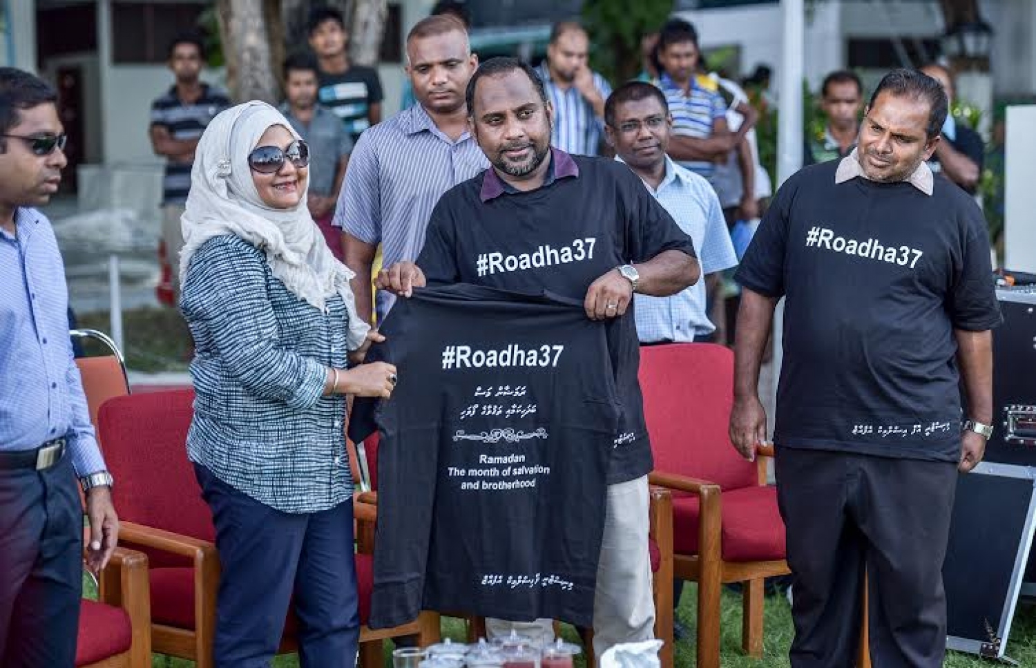 އިސްލާމިކް މިނިސްޓްރީން މިއަދު ބޭއްވި މާހެފުމުގައި ފަސްޓް ލޭޑީ (ކ) އަށް އިސްލާމިކް މިނިސްޓަރު ޑރ. ޒިޔާދު ޓީޝާޓެއް ހަދިޔާކުރައްވަނީ.--މިހާރު ފޮޓޯ:ނިޝާން އަލީ