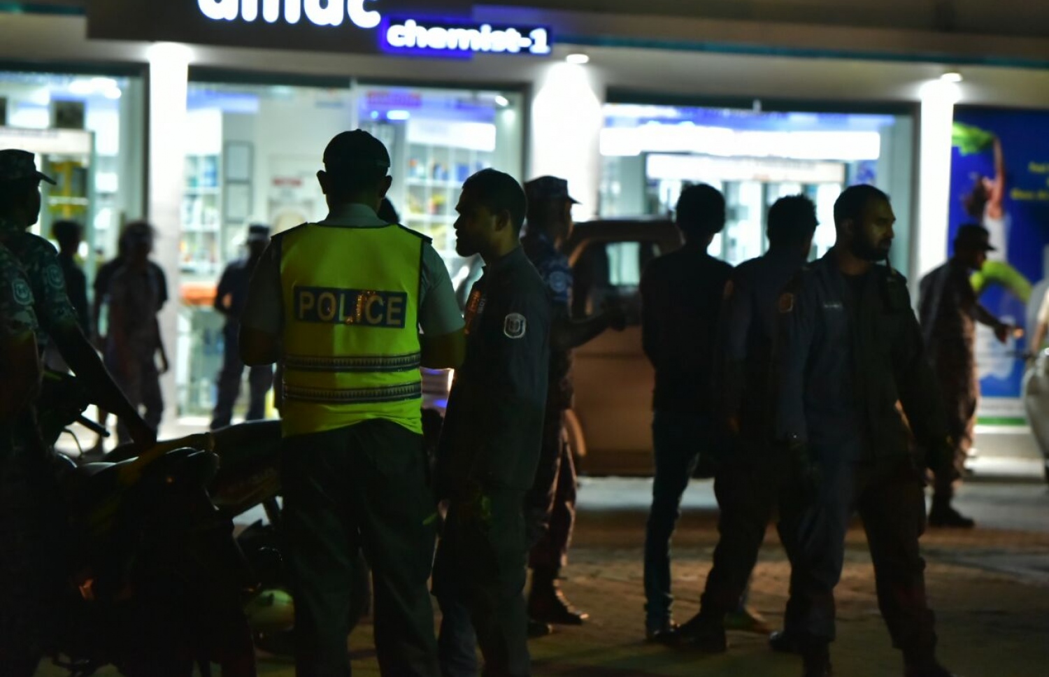 މާލޭގައި މާރާމަރީ ގިނަވެ، ދެ ކުއްޖަކު މަރާލުމާ ގުޅިގެން ފުލުހުން ފެށި އޮޕަރޭޝަނުގައި ކުއްތާ ބޭނުންކޮށްގެން ބަލައި ފާސްކުރަނީ -- ފޮޓޯ: ހުސެއިން ޝަޔާހު/ މިހާރު