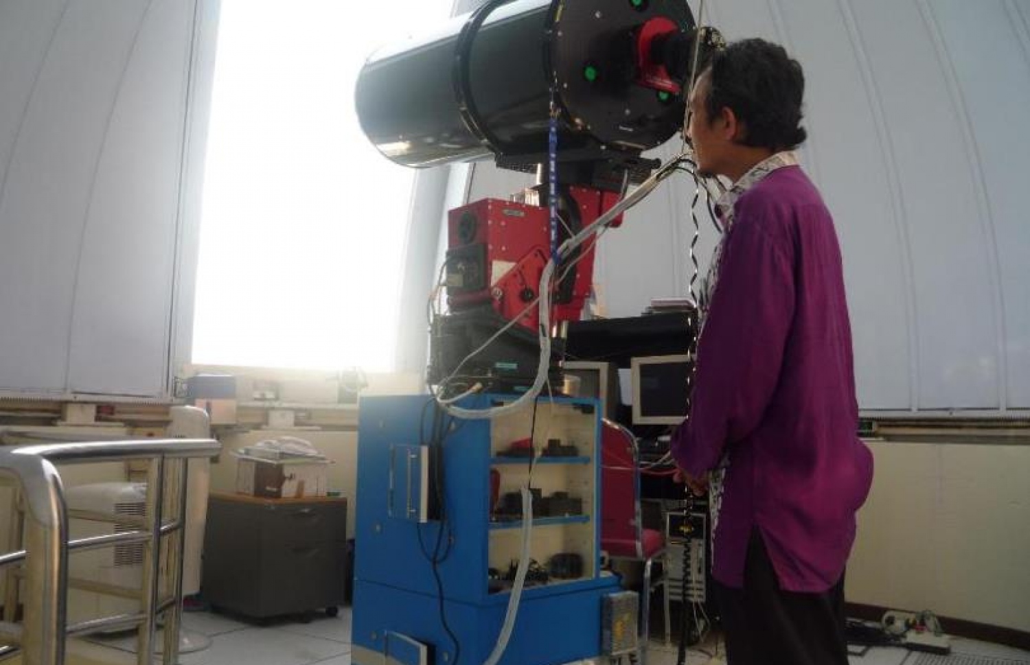 ޓެލެސްކޯޕެއްގެ ޒަރީއާ އިން ހަނދު ބެލުމަށް މީހަކު މަސައްކަތް ކުރަނީ. މި އަހަރުގެ ރޯދަ މަހަށް ހަނދު ބެލުން އިސްލާމީ ހުރިހާ ގައުމެއްގައި ވެސް މިރޭ އޮންނާނެ،