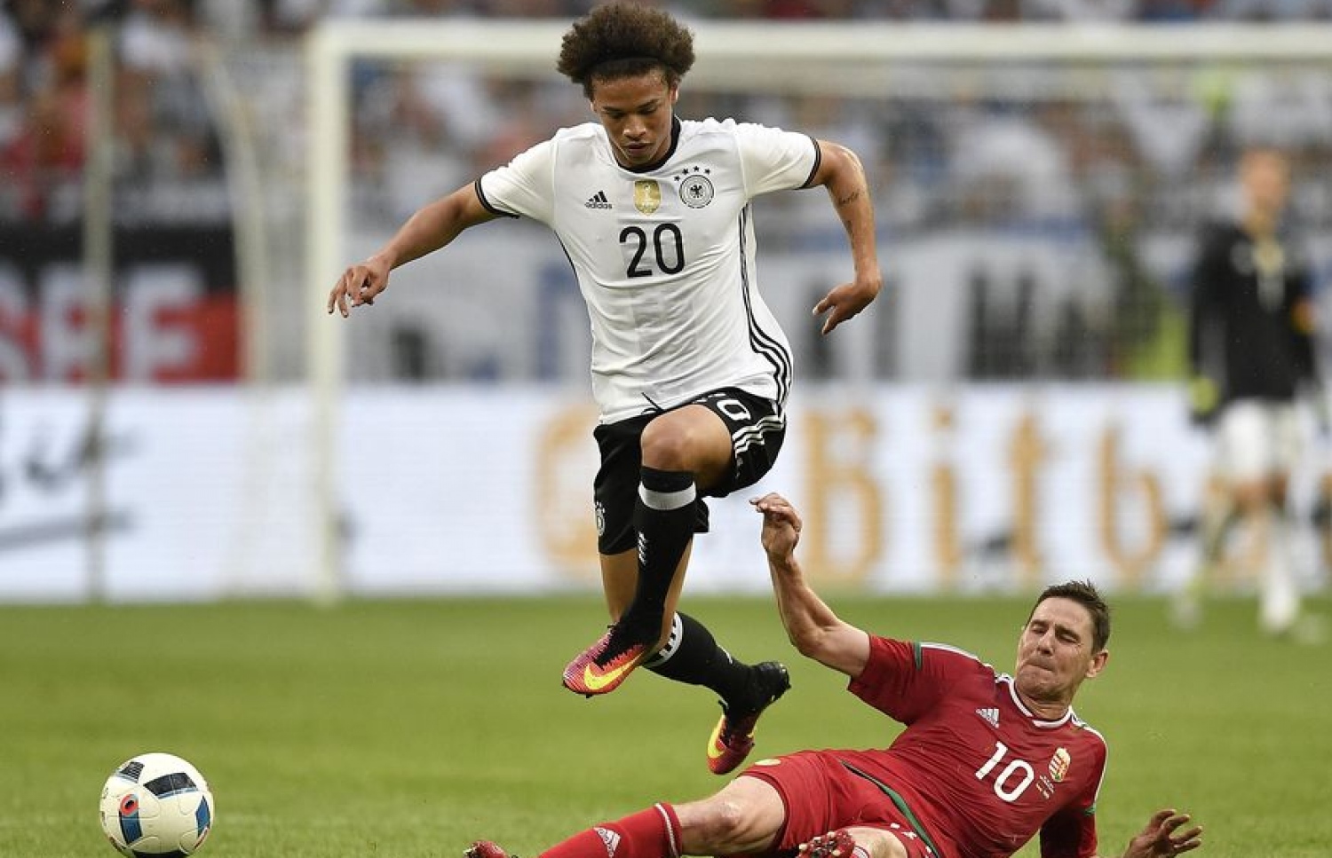 ހަންގޭރީގެ ޒޯލްޓަން ގީރާ ކައިރިން ބޯޅަ ހިފައިގެންދާން ޖަރުމަނުގެ ސާނޭ މަސައްކަތްކުރަނީ.-- ފޮޓޯ: އޭއެފްޕީ