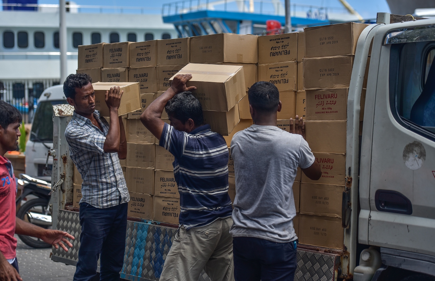 ބާޒާރުމަތީ ފިހާރައަކަށް މުދާ ބާލަނީ: ދެން މުދާ އުފުލޭނީ ރޭނގަނޑު! --މިހާރު ފައިލް ފޮޓޯ