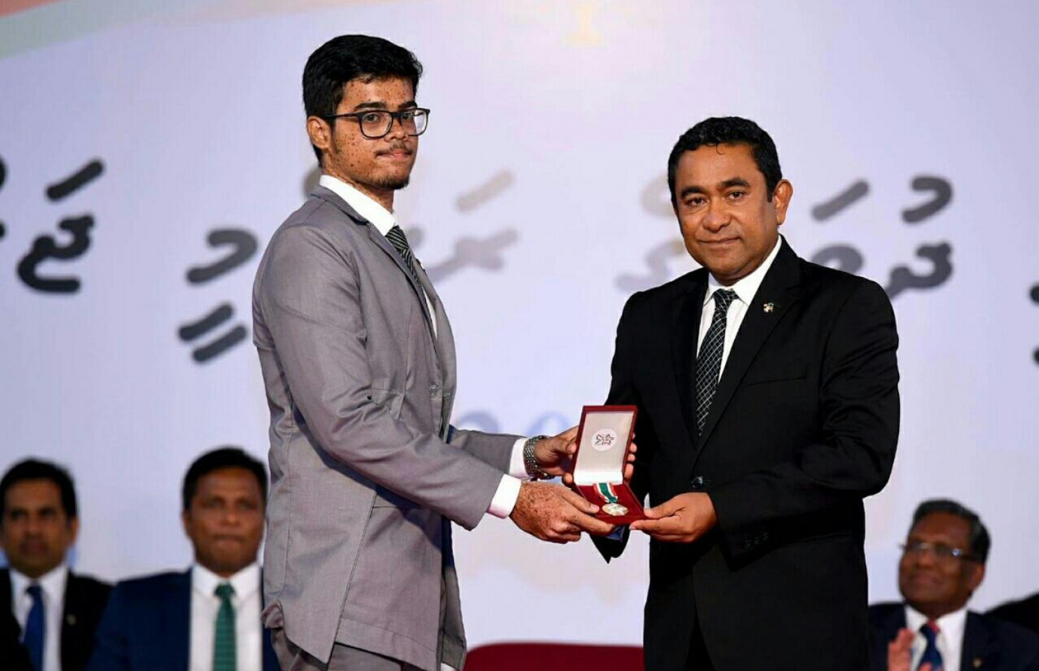 އެކައުންޓްސް އަދި ހިސާބުން ދުނިޔެއިން އެއްވަނަ ހޯދައިގެން ރާއްޖެއަށް ރީތި ނަން ހޯދައިދިން ނަޒާލް އަށް، މިދިޔަ އަހަރު ބޭއްވި ޖުމްހޫރި ދުވަހުގެ ޖަލްސާގައި ރައީސް އިނާމު ހަވާލުކޮށްދެއްވަނީ،--ފޮޓޯ:ރައީސް އޮފީސް