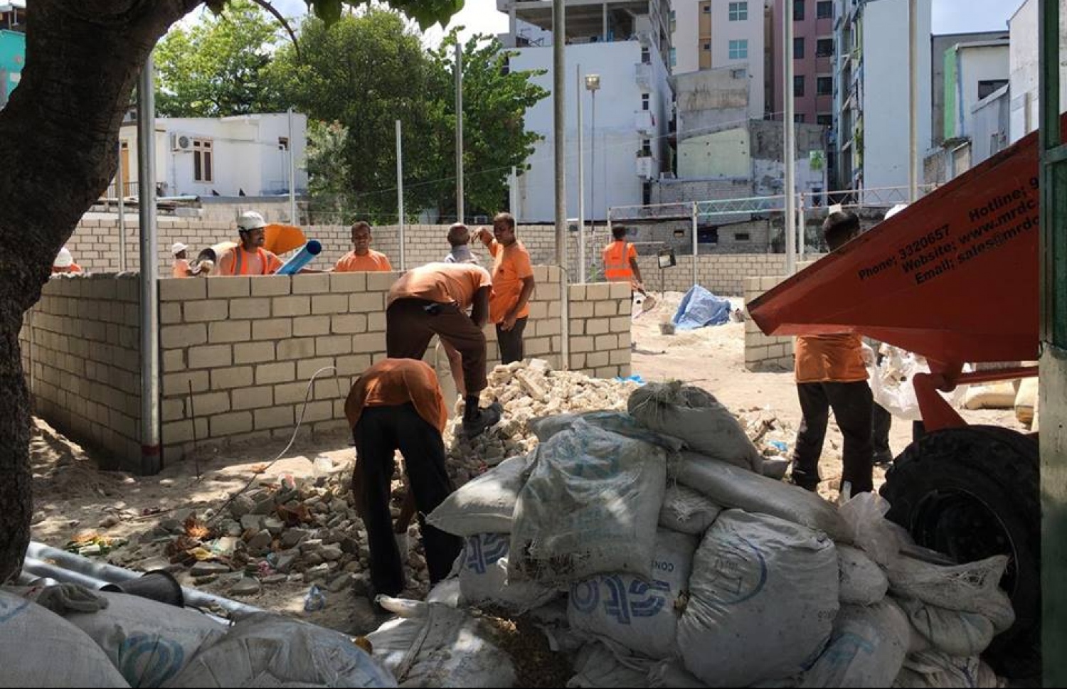 މާފަންނު ބޮޑުގޭގައި ވަގުތީ މިސްކިތެއް އިމާރާތް ކުރުމުގެ މަސައްކަތް ކުރަނީ. ރޯދަ މަހުގެ ކުރީކޮޅު މިސްކިތް ބޭނުން ކުރެވޭ ވަރުވާނެ ކަމަށް އިސްލާމިކް މިނިސްޓްރީން ބުނޭ. ފޮޓޯ: މުހައްމަދު ޝަރުހާން/މިހާރު