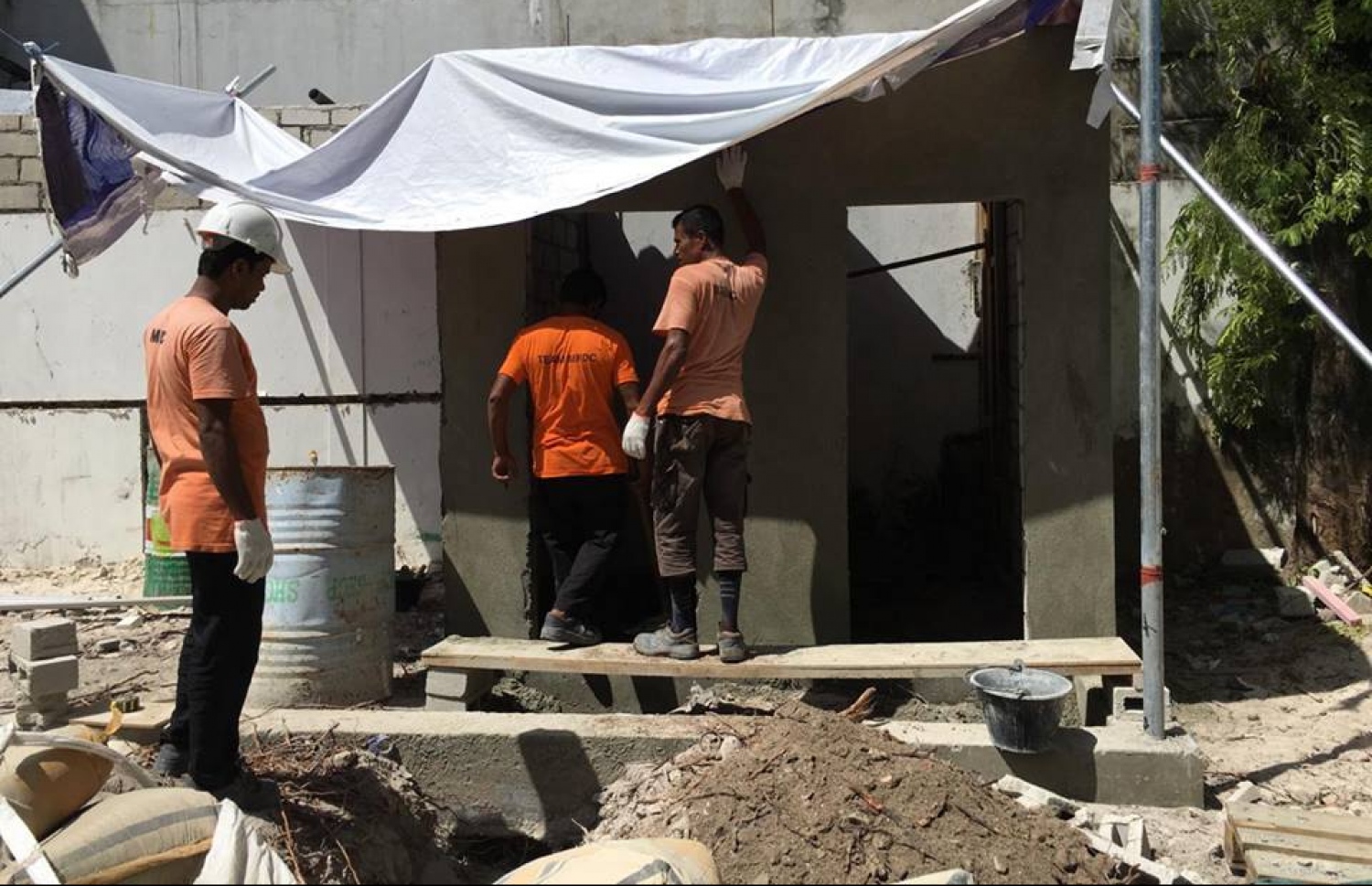 މާފަންނު ބޮޑުގޭގައި ވަގުތީ މިސްކިތެއް އެޅުމުގެ މަސައްކަތް ކުރަނީ. ފޮޓޯ: މުހައްމަދު ޝަރުހާން/މިހާރު