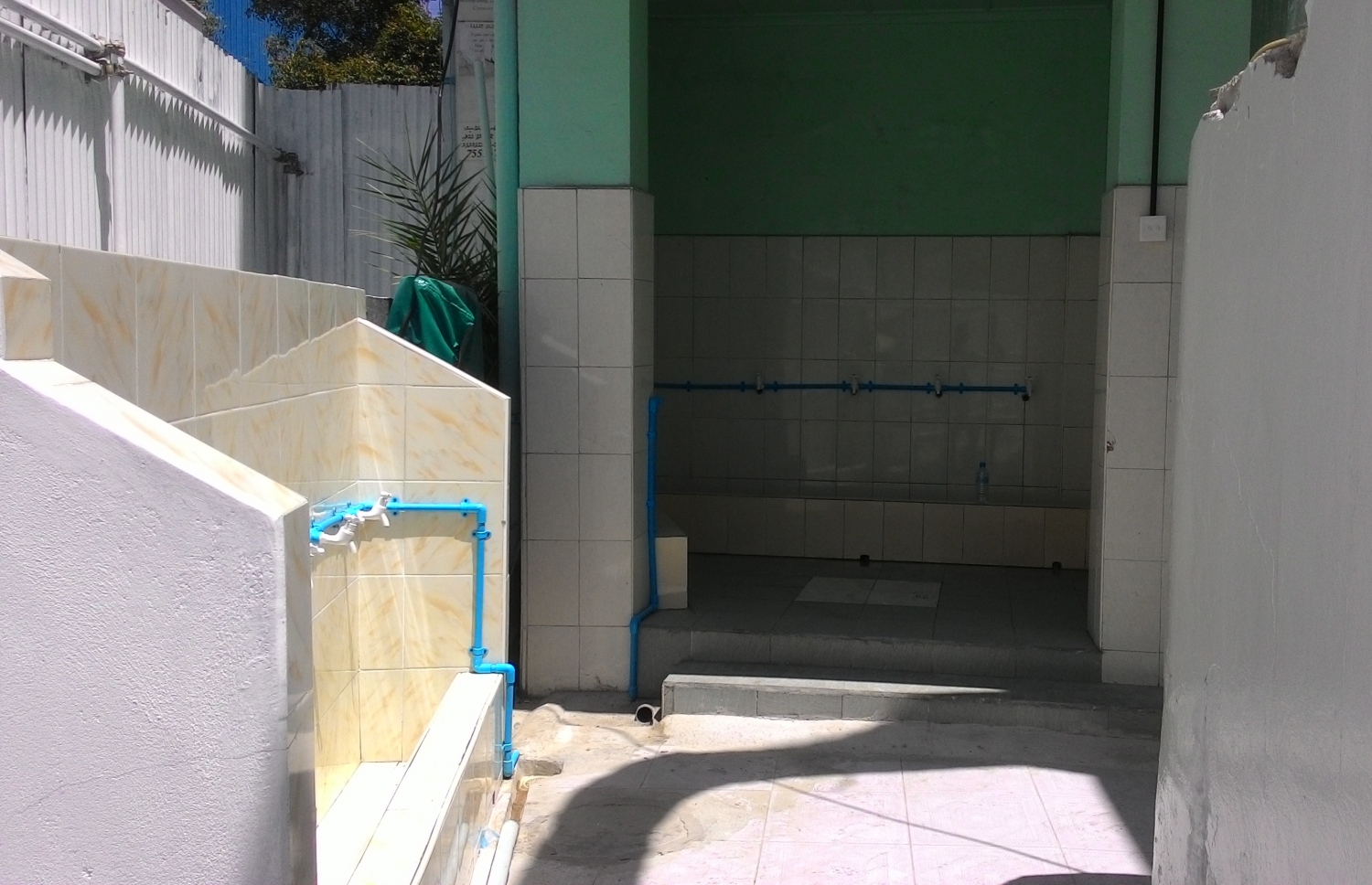 މާވެޔޮ މަގުގައި ހުންނަ ބަހާއުއްދީން ހުރި ބިމުގައި ވަގުތީ މިސްކިތެއް ހަދައި އިސްކުރު ބަރި ހަރުކޮށްފައި. ފޮޓޯ: މިހާރު