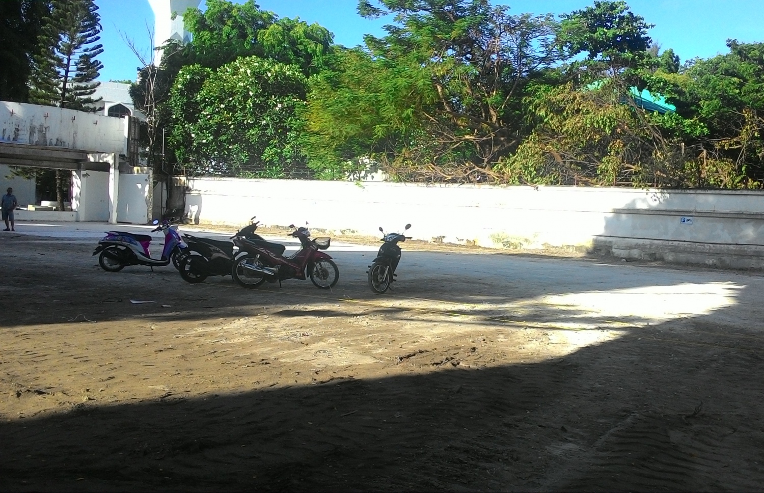 ދިރާގު ކުރިން ހުރި ބިމުގައި ވަގުތީ ޕާކިން ޒޯނެއް ހަދާފައި. - ފޮޓޯ: މިހާރު