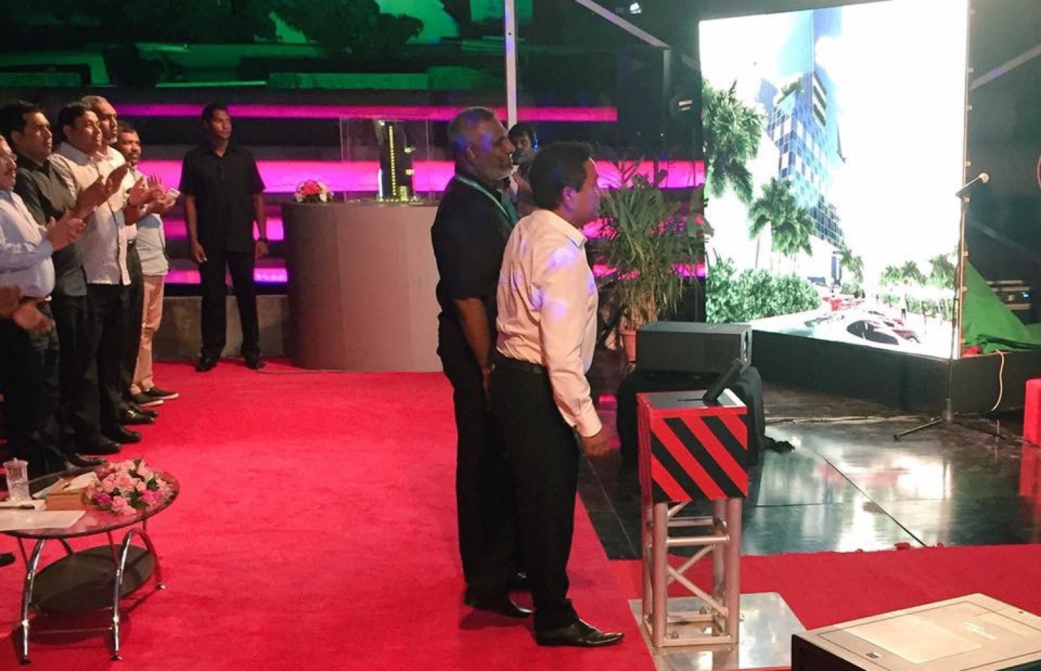 އައިޖީއެމްއެޗްގެ 25 ބުރީގެ އިމާރާތުގެ މަސައްކަތް ރައީސް އަބްދުﷲ ޔާމީން ފައްޓަވާދެއްވަނީ. -- ފޮޓޯ: ރައީސް އޮފީސް