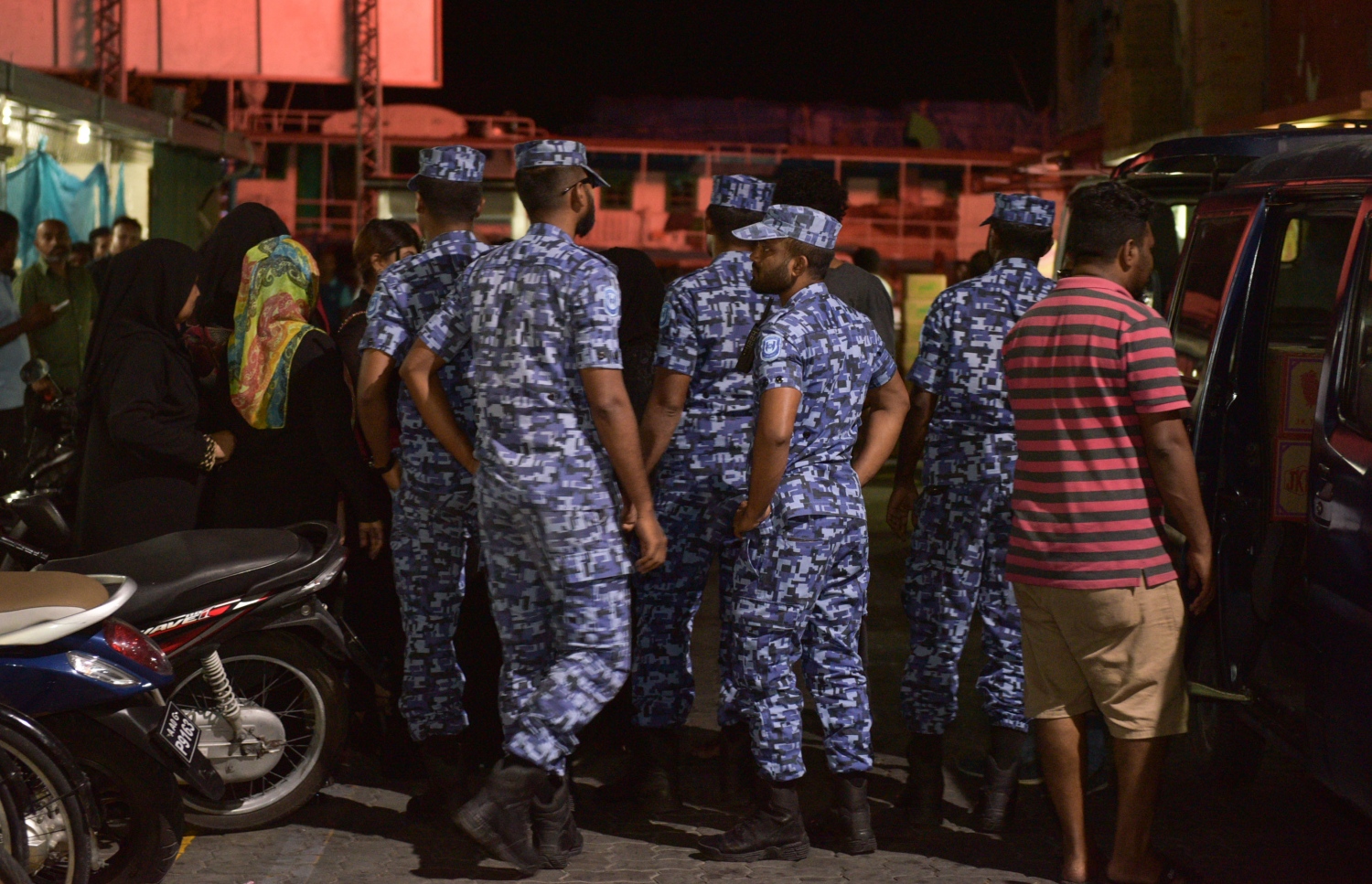 ޖޫން 5، 2016: ހަތިޔާރު ގެންގުޅުނު މައްސަލާގައި ކުރީގެ ނައިބު ރައީސް އަހްމަދު އަދީބުގެ މައްޗަށް ކުރި ޓެރަރިޒަމްގެ ދައުވާ ސާބިތުވާ ކަމަށް ކަނޑައަޅައި އޭނާ 10 އަހަރަށް ޖަލަށް ލުމަށް ކްރިމިނަލް ކޯޓުން ޖޫން 5، 2016 ވަނަ ދުވަހުގެ ރޭ ހުކުމް ކުރިއިރު އެ ތަނުގެ ބޭރުގައި ފުލުހުން ފޯރިމަރަނީ.-- ފޮޓޯ: މުހައްމަދު ޝަރުހާން/މިހާރު