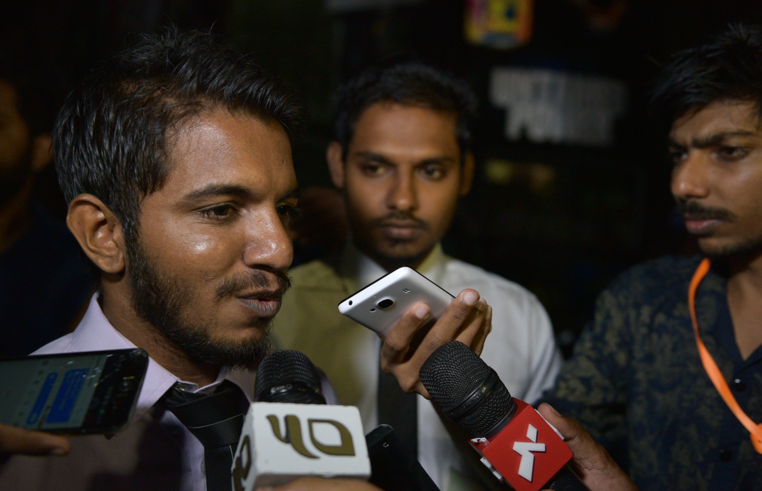 ޖޫން 5، 2016: ފިސްތޯލަ ގެންގުޅުނު މައްސަލާގައި ކުރީގެ ނައިބު ރައީސް އަހްމަދު އަދީބުގެ މައްޗަށް ކުރި ޓެރަރިޒަމްގެ ދައުވާ ސާބިތުވެ 10 އަހަރަށް ޖަލަށް ލުމަށް ކްރިމިނަލް ކޯޓުން ކުރި ހުކުމަށް ފަހު އަދީބުގެ ވަކީލުން މީޑިއާއާ ވާހަކަ ދައްކަވަނީ. -- ފޮޓޯ: މުހައްމަދު ޝަރުހާން/މިހާރު