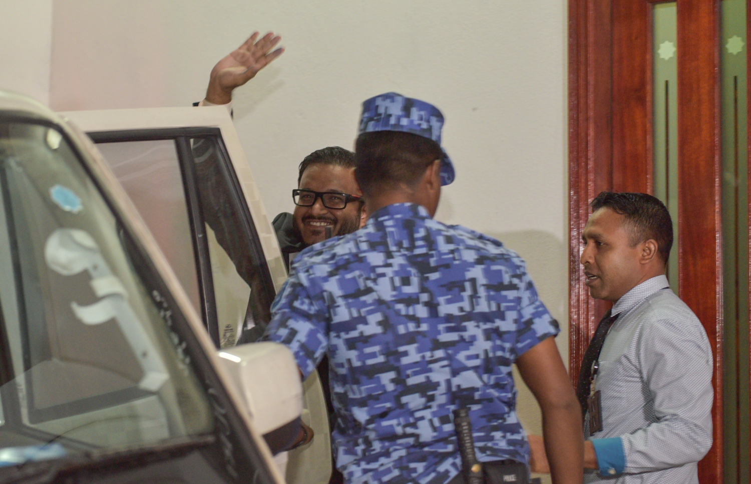 ޖޫން 5، 2016: ހަތިޔާރު ގެންގުޅުނު މައްސަލާގައި ކުރީގެ ނައިބު ރައީސް އަހްމަދު އަދީބުގެ މައްޗަށް ކުރި ޓެރަރިޒަމްގެ ދައުވާ ސާބިތުވާ ކަމަށް ކަނޑައަޅައި އޭނާ 10 އަހަރަށް ޖަލަށް ލުމަށް ކްރިމިނަލް ކޯޓުން ޖޫން 5، 2016 ވަނަ ދުވަހުގެ ރޭ ހުކުމް ކުރުމަށް ފަހު ފުލުހުންގެ ވެހިކަލަކަށް އަރުވައިގެން ގެންދަނީ.-- ފޮޓޯ: މުހައްމަދު ޝަރުހާން/މިހާރު