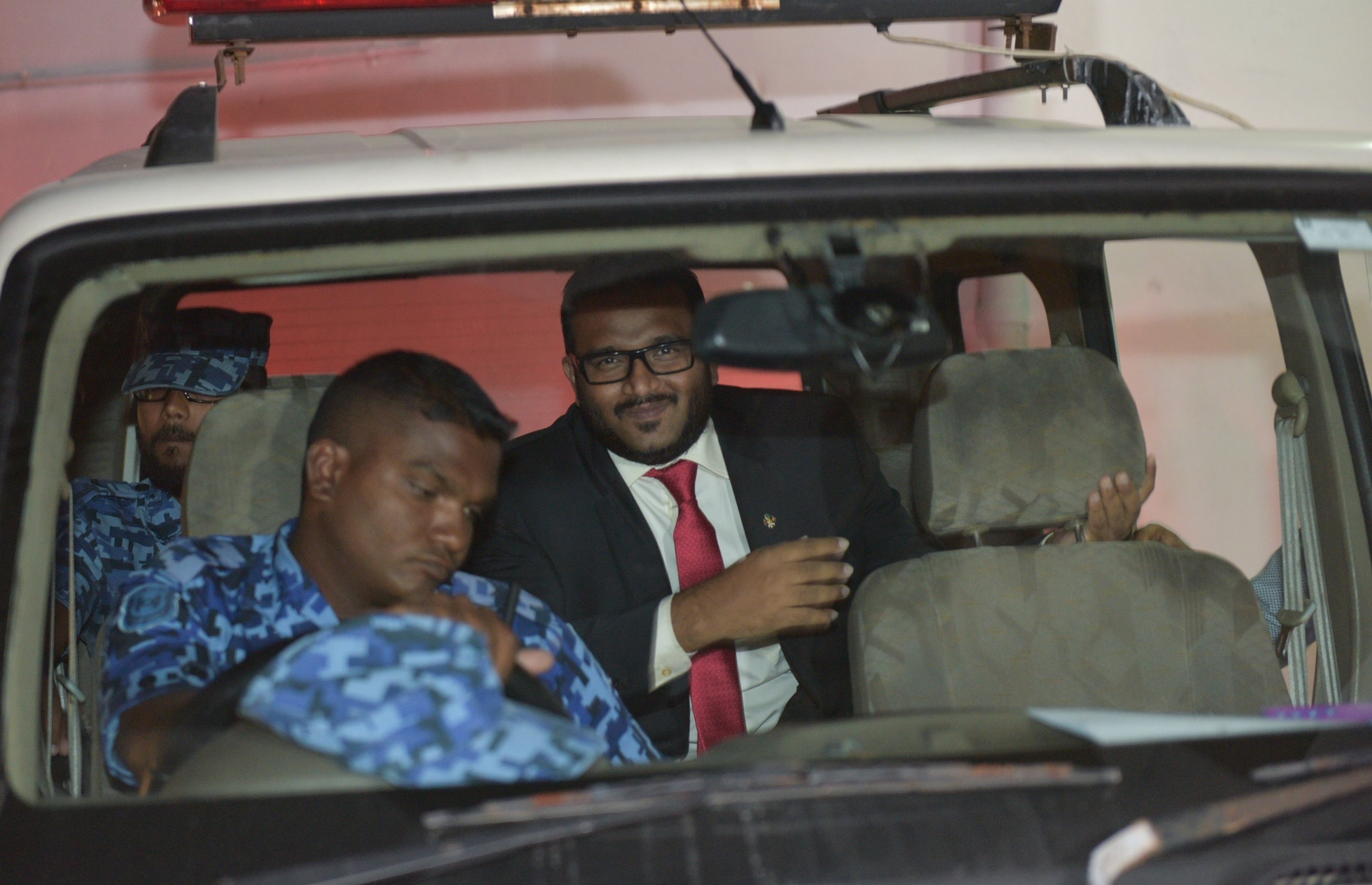 ޖޫން 5، 2016: ހަތިޔާރު ގެންގުޅުނު މައްސަލާގައި ކުރީގެ ނައިބު ރައީސް އަހްމަދު އަދީބުގެ މައްޗަށް ކުރި ޓެރަރިޒަމްގެ ދައުވާ ސާބިތުވާ ކަމަށް ކަނޑައަޅައި އޭނާ 10 އަހަރަށް ޖަލަށް ލުމަށް ކްރިމިނަލް ކޯޓުން ޖޫން 5، 2016 ވަނަ ދުވަހުގެ ރޭ ހުކުމް ކުރުމަށް ފަހު ފުލުހުންގެ ވެހިކަލަކަށް އަރުވައިގެން ގެންދަނީ.-- ފޮޓޯ: މުހައްމަދު ޝަރުހާން/މިހާރު