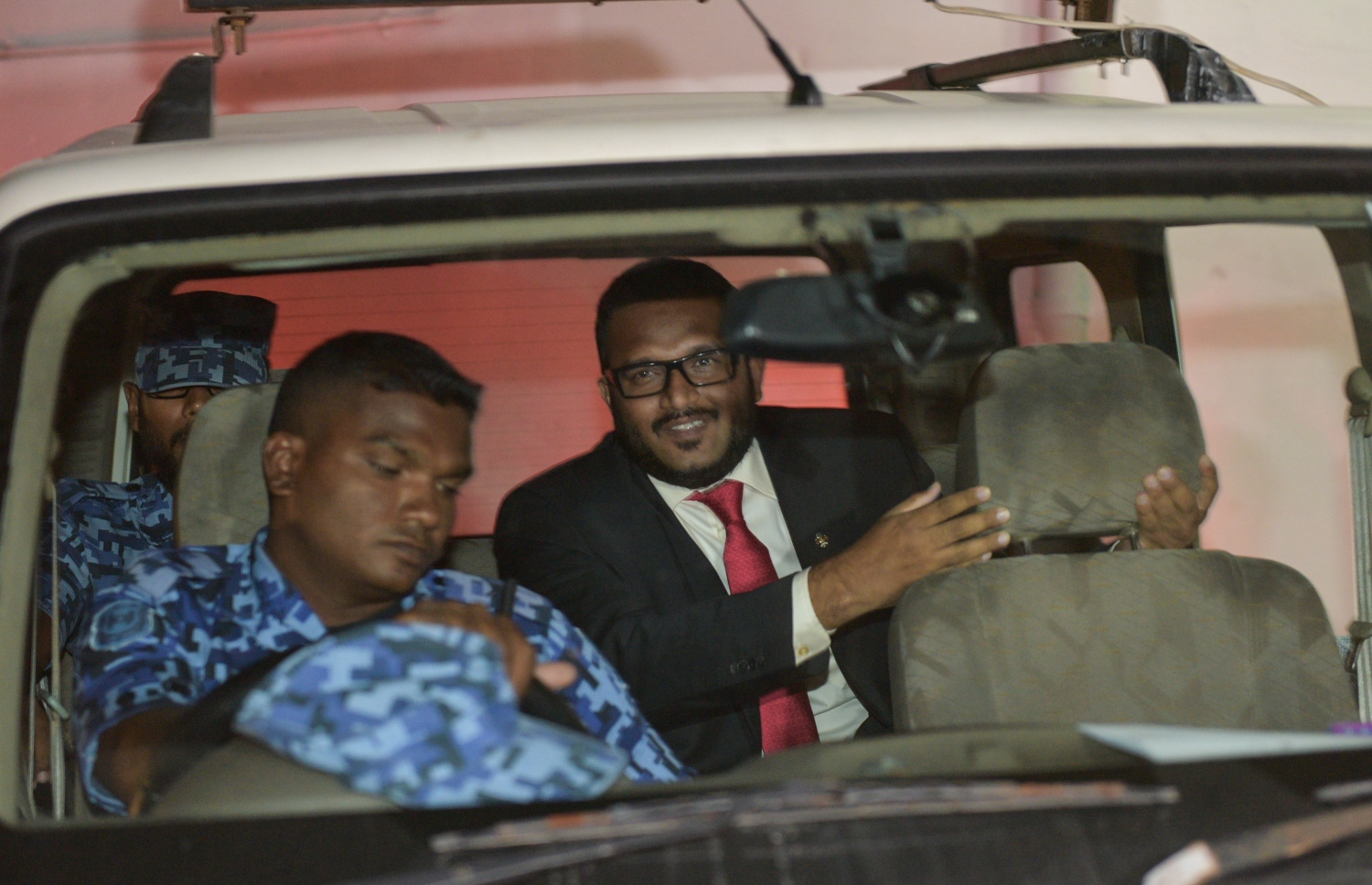 ޖޫން 5، 2016: ހަތިޔާރު ގެންގުޅުނު މައްސަލާގައި ކުރީގެ ނައިބު ރައީސް އަހްމަދު އަދީބުގެ މައްޗަށް ކުރި ޓެރަރިޒަމްގެ ދައުވާ ސާބިތުވާ ކަމަށް ކަނޑައަޅައި އޭނާ 10 އަހަރަށް ޖަލަށް ލުމަށް ކްރިމިނަލް ކޯޓުން ޖޫން 5، 2016 ވަނަ ދުވަހުގެ ރޭ ހުކުމް ކުރުމަށް ފަހު ފުލުހުންގެ ވެހިކަލަކަށް އަރުވައިގެން ގެންދަނީ.-- ފޮޓޯ: މުހައްމަދު ޝަރުހާން/މިހާރު