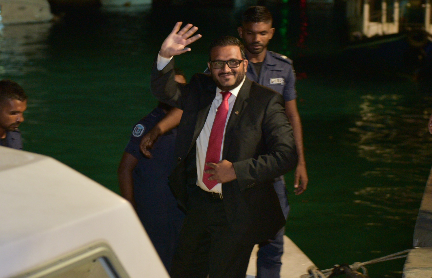 ޖޫން 5، 2016: ހަތިޔާރު ގެންގުޅުނު މައްސަލާގައި ކުރީގެ ނައިބު ރައީސް އަހްމަދު އަދީބުގެ މައްޗަށް ކުރި ޓެރަރިޒަމްގެ ދައުވާ ސާބިތުވާ ކަމަށް ކަނޑައަޅައި އޭނާ 10 އަހަރަށް ޖަލަށް ލުމަށް ކްރިމިނަލް ކޯޓުން ޖޫން 5، 2016 ވަނަ ދުވަހުގެ ރޭ ހުކުމް ކުރުމަށް ފަހު ފުލުހުންގެ ލޯންޗަކަށް އަރުވައިގެން ގެންދަނީ.-- ފޮޓޯ: މުހައްމަދު ޝަރުހާން/މިހާރު