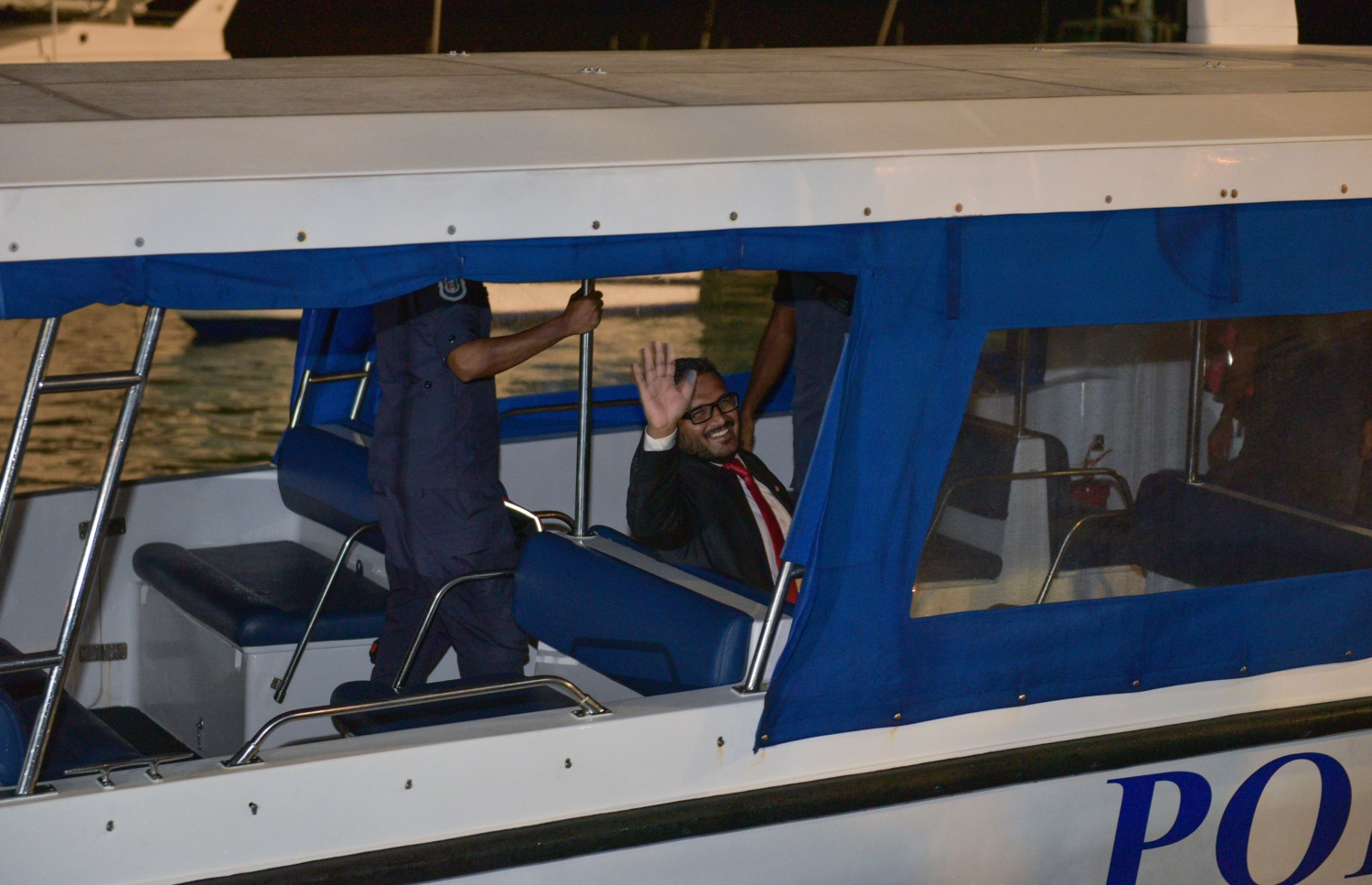 ޖޫން 5، 2016: ފިސްތޯލަ ގެންގުޅުނު މައްސަލާގައި ކުރީގެ ނައިބު ރައީސް އަހްމަދު އަދީބުގެ މައްޗަށް ކުރި ޓެރަރިޒަމްގެ ދައުވާ ސާބިތުވެ 10 އަހަރަށް ޖަލަށް ލުމަށް ކްރިމިނަލް ކޯޓުން ކުރި ހުކުމަށް ފަހު އަދީބު ގެންދަނީ. -- ފޮޓޯ: މުހައްމަދު ޝަރުހާން/މިހާރު